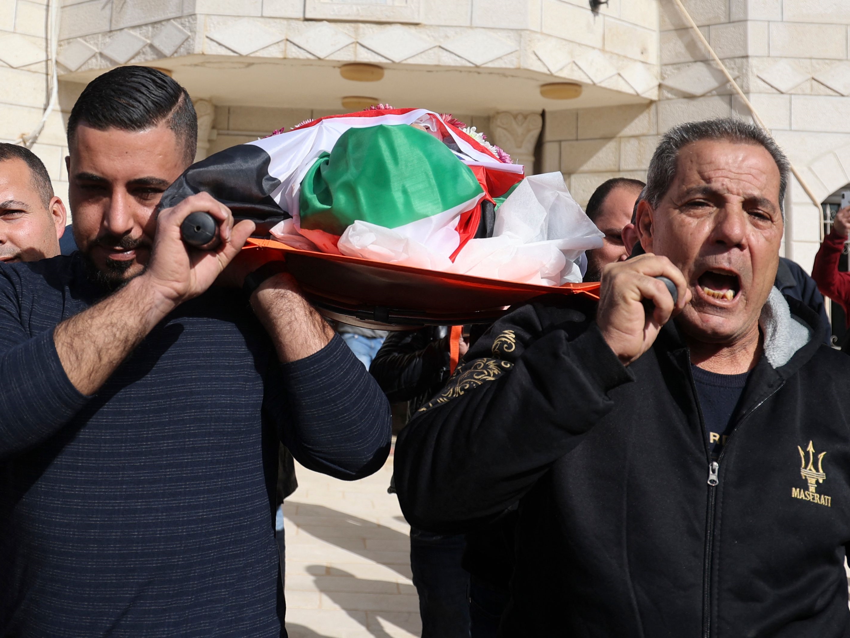 Kerabat Palestina berduka saat pemakaman Omar Abdalmajeed As'ad, 80, yang ditemukan tewas setelah ditahan Israel, 13 Januari 2022.