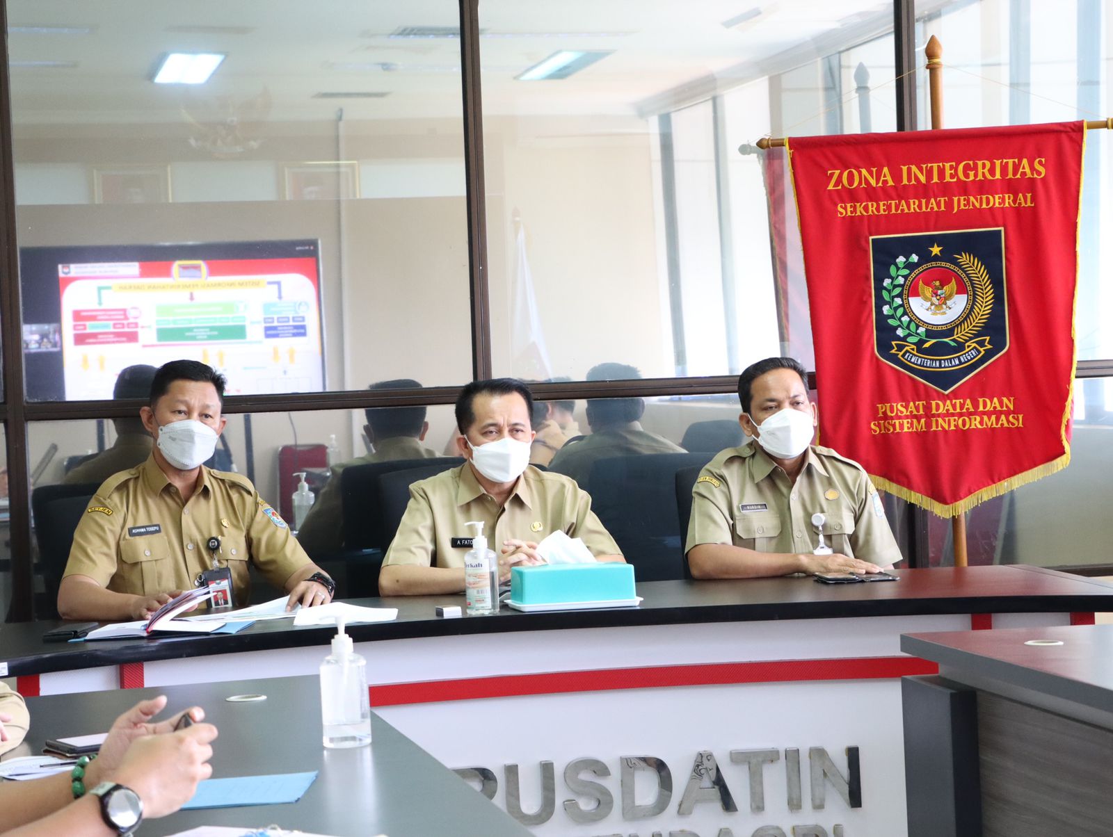 Plh Dirjen Bina Keuangan Daerah Kemendagri Agus Fatoni (tengah)