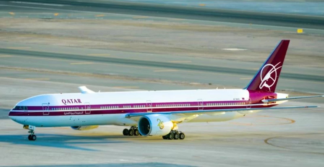 Pesawat Boeing 777-300 dicat dalam desain retro dari Qatar Airways