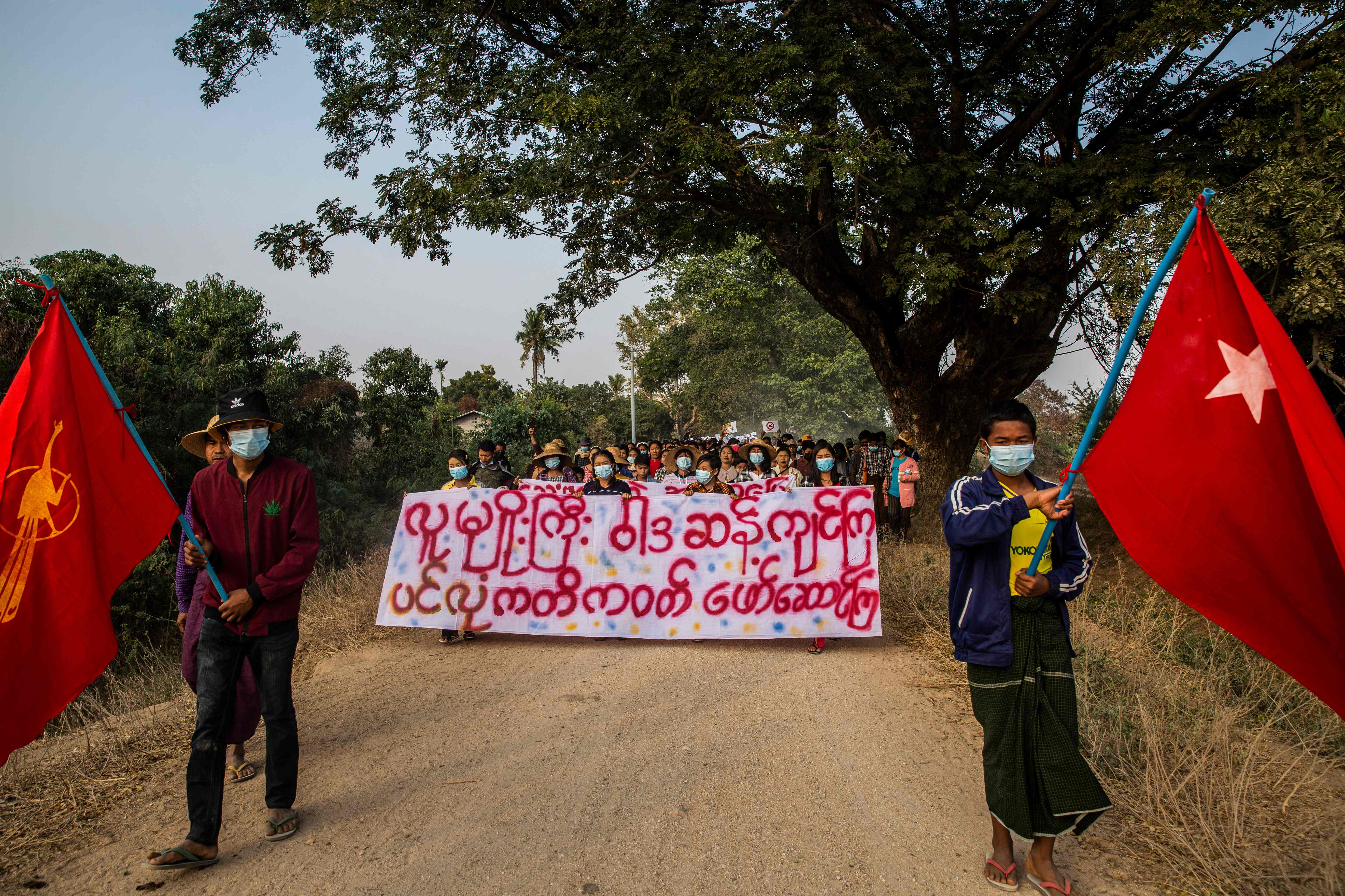 Aksi demonstran menentang tindakan militer