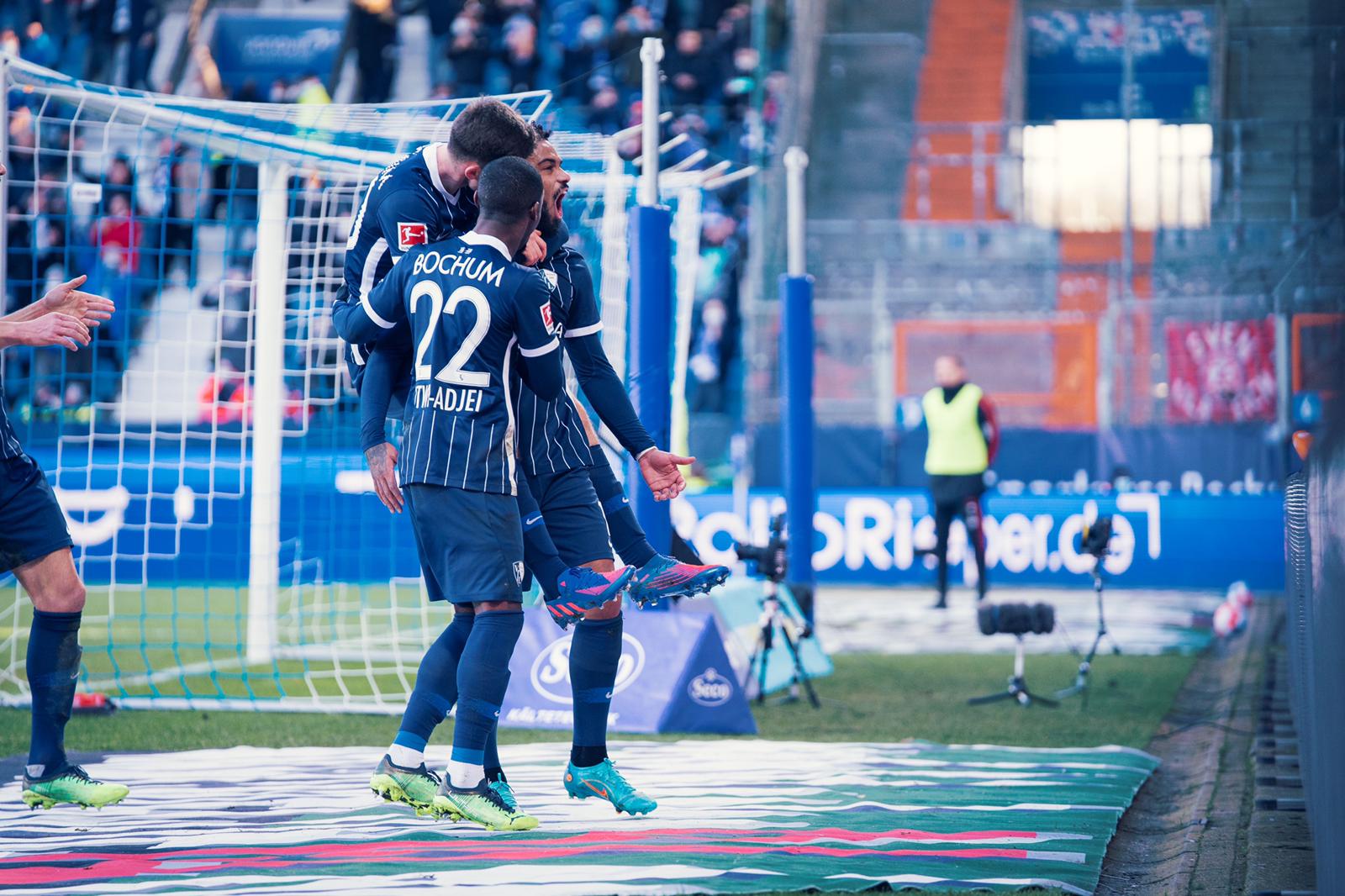 Pemain Bochum merayakan kemenangan atas Bayern Munchen