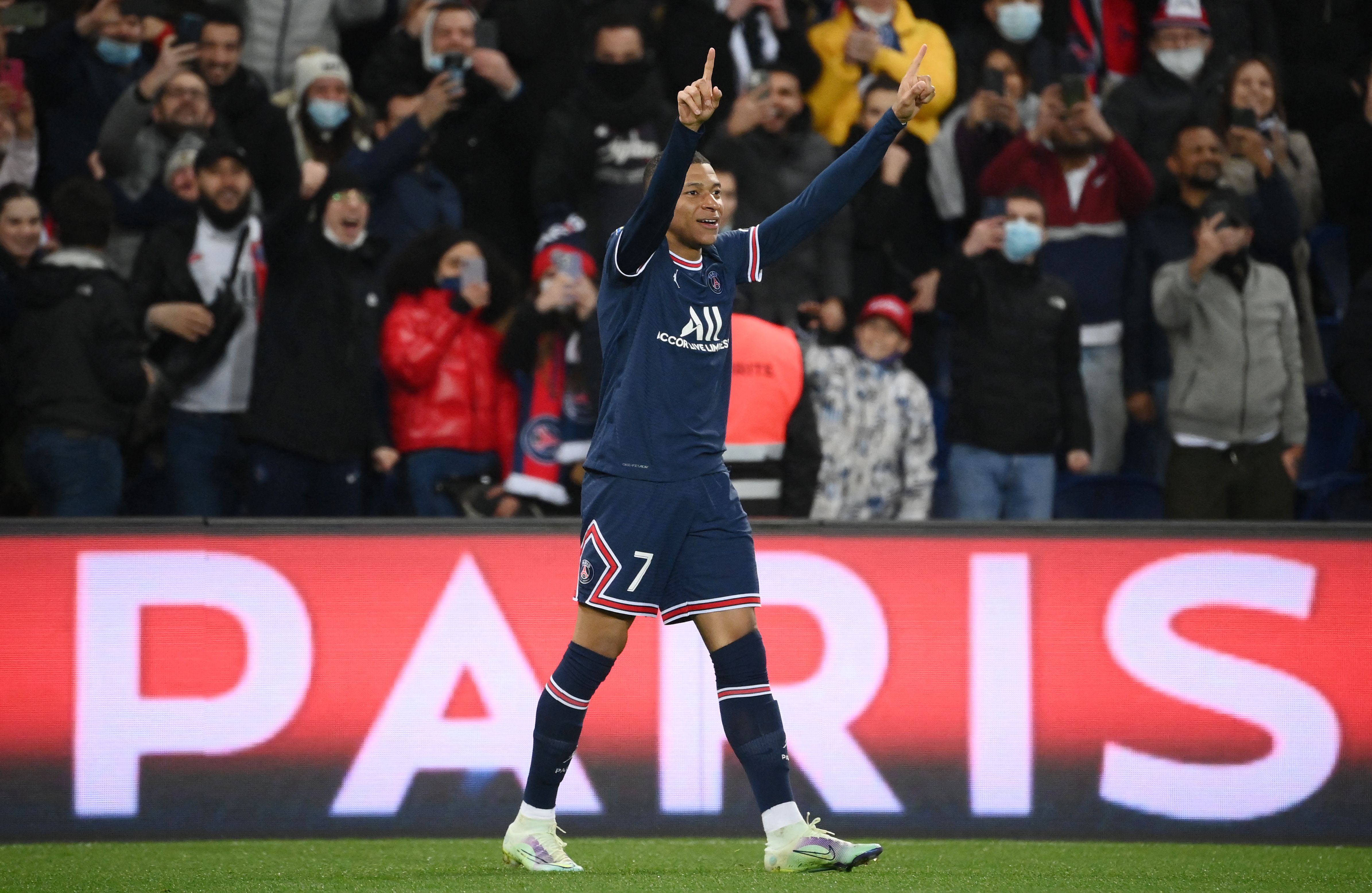 Penyerang PSG Kylian Mbappe melakukan selebrasi usai mencetak gol ke gawang Saint-Etienne di laga Ligue 1.