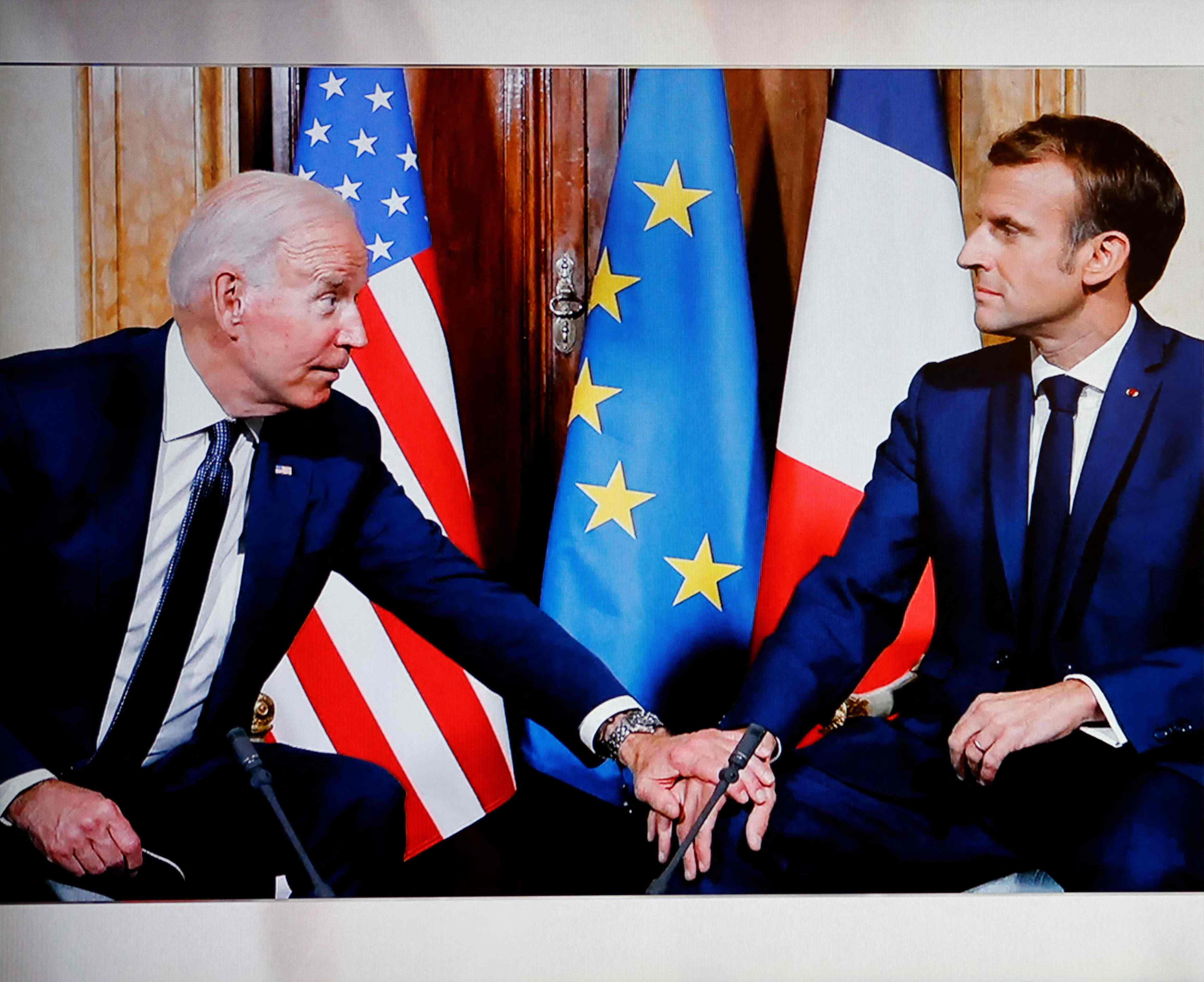 Foto diambil pada 15 Desember 2021, saat Presiden AS Joe Biden bertemu Presiden Prancis Emmanuel Macron di Istaa Elysee, Paris, Prancis.