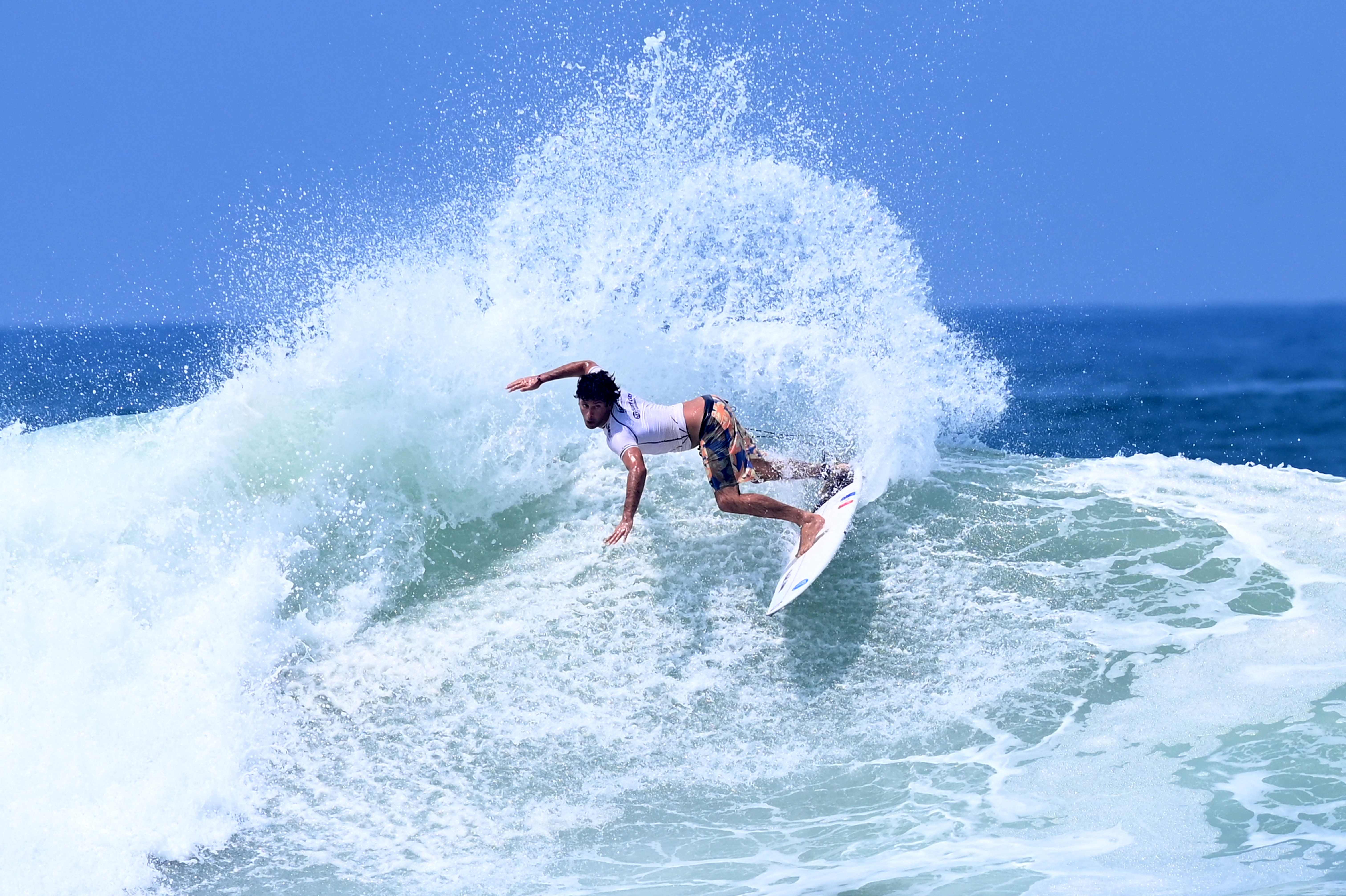 Aksi seorang peselancar di World Beach Games 2021