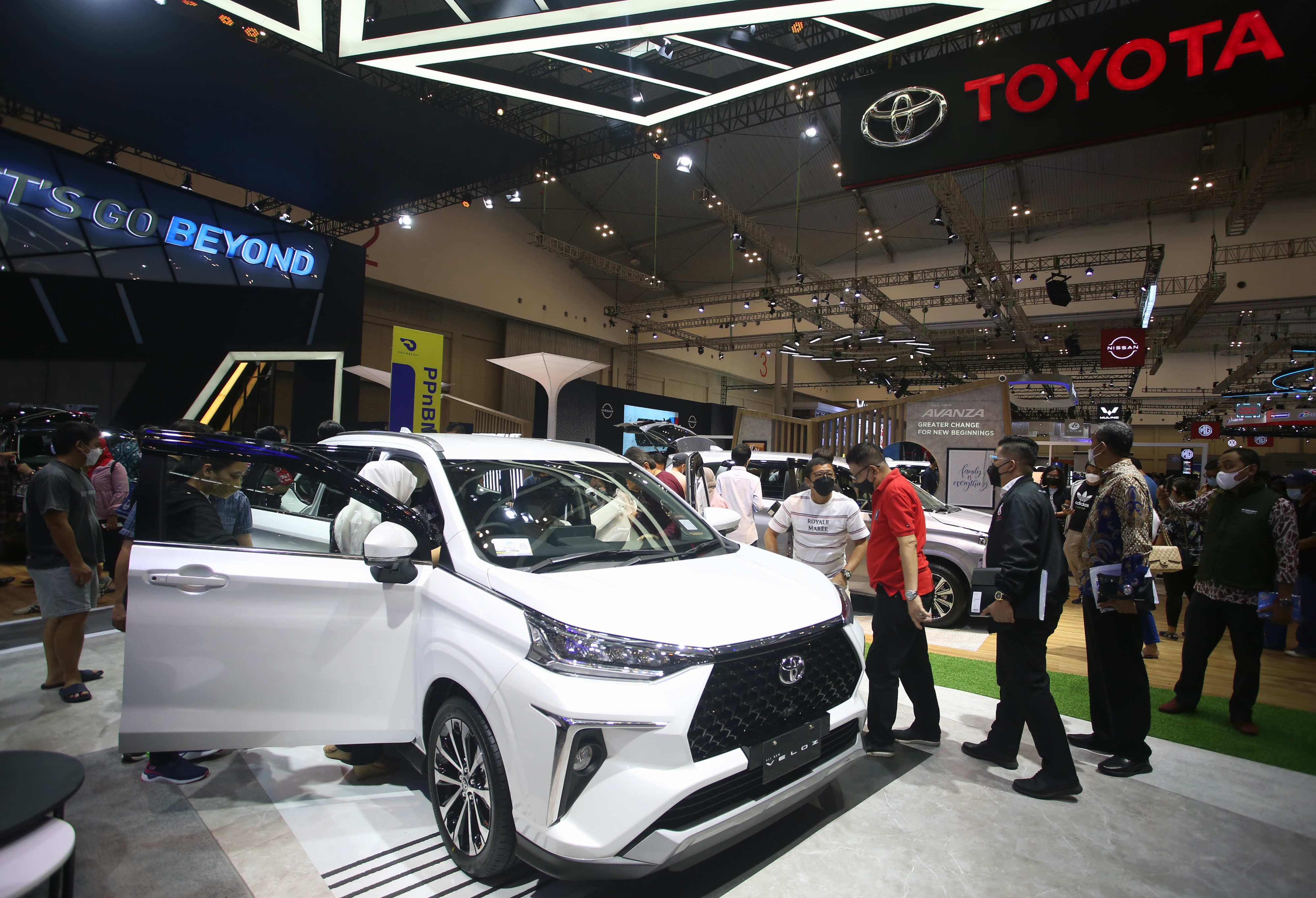Pengunjung mengamati New Avanza di GIIAS 2021, Serpong, Tangerang, Banten, beberapa waktu lalu.
