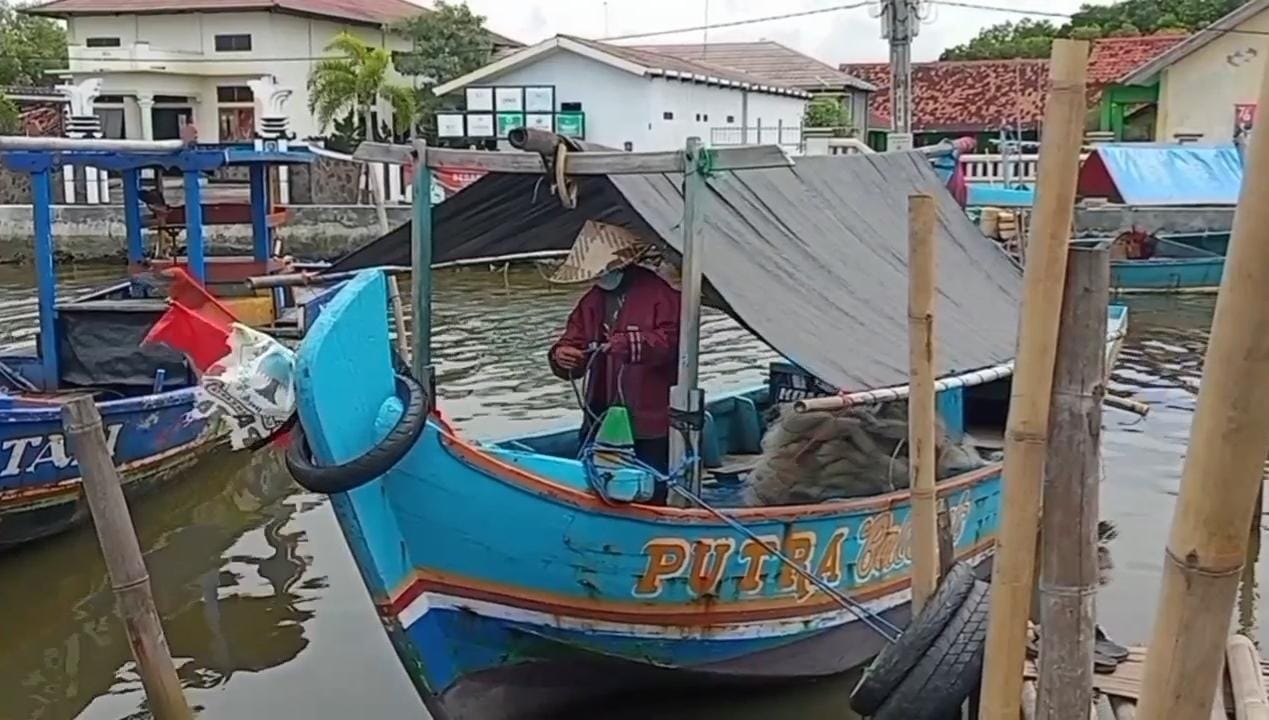 Kondisi cuaca buruk akibat musim barat telah berlangsung selama sepekan dan berpotensi mengganggu pasokan ikan dari nelayan.