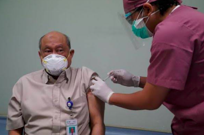 Ilustrasi vaksinasi lansia.