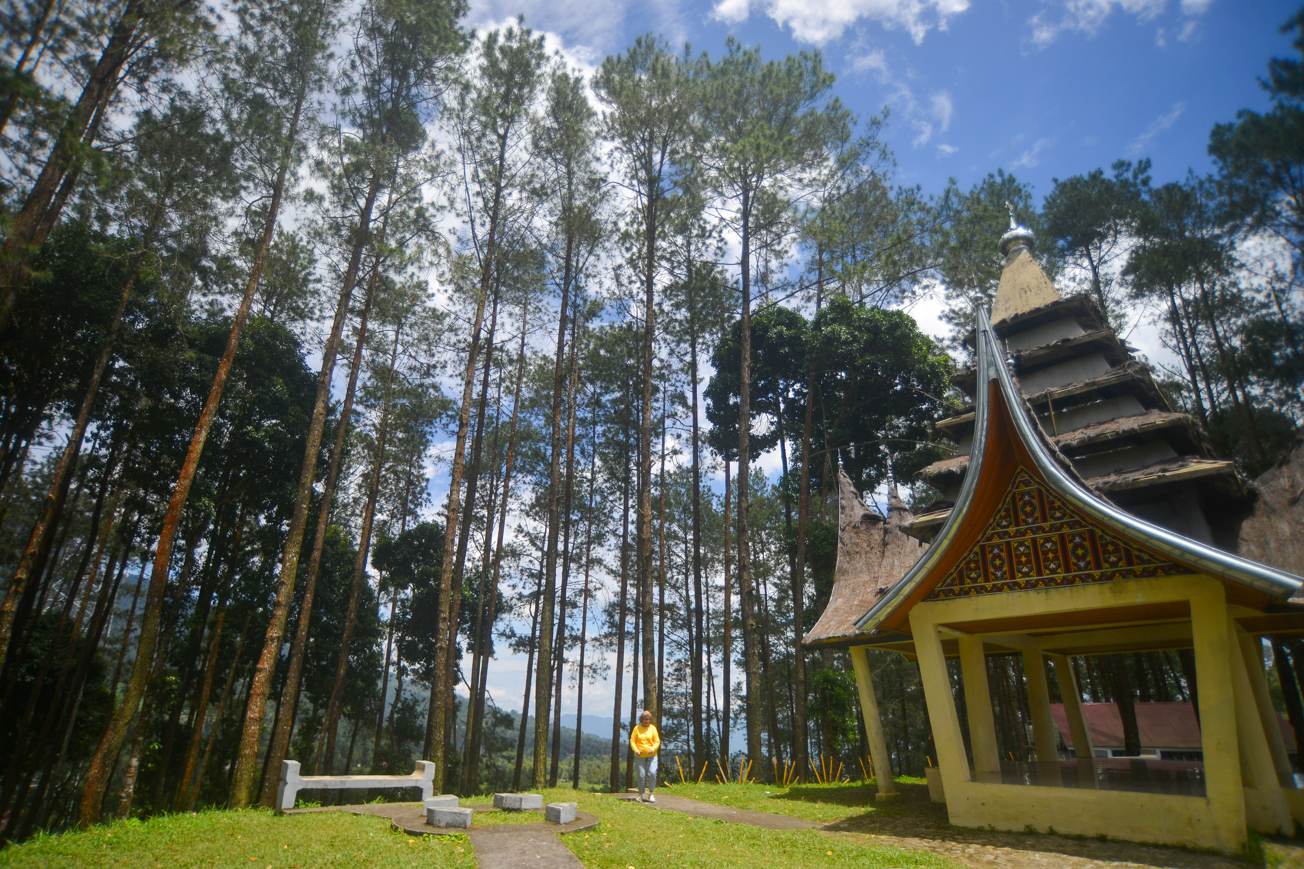 : Pengunjung melihat monumen bersejarah di Puncak Pato, Lintau Buo Utara, Kabupaten Tanah Datar, Sumatera Barat, Selasa (8/2).
