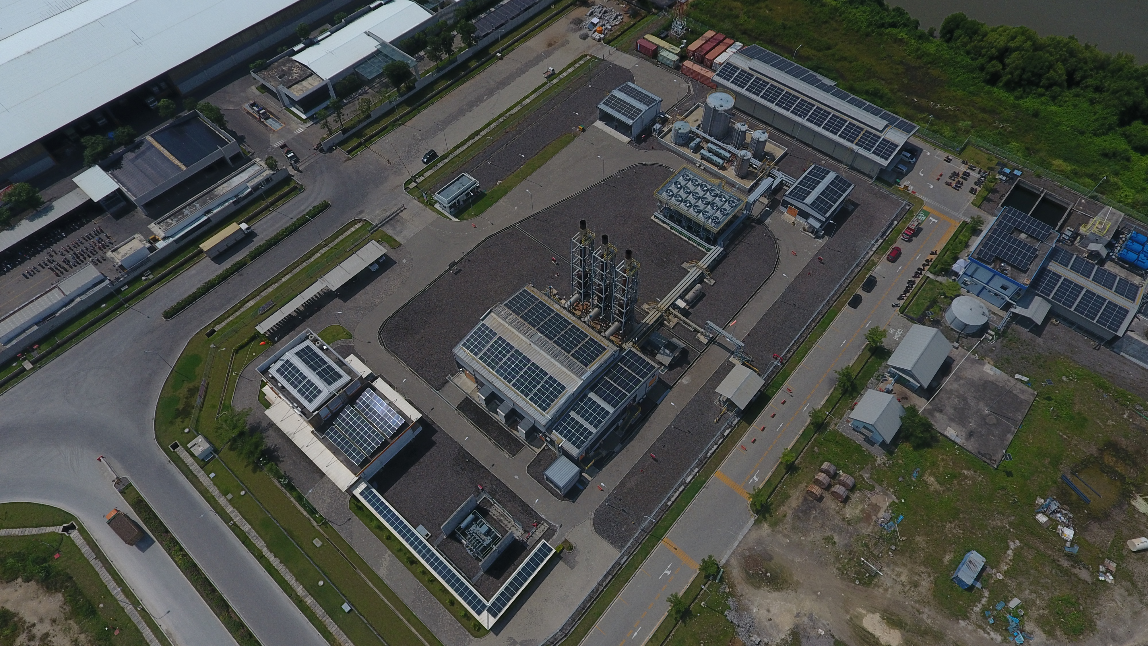 PT BKMS selaku pengelola Kawasan Ekonomi Khusus (KEK) Gresik JIIPE telah memasang PLTS Atap dengan menggandeng Xurya.