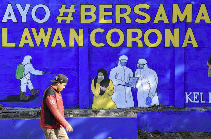 Sebuah tulisan Ayo #Bersama Lawan Corona terpampang di sebuah tembok di wilayah Jakarta.