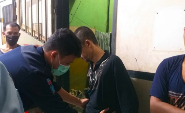 Petugas Lapas Narkotika Kelas IIA Jakarta menggeledah sejumlah warga binaan terkait dugaan jaringan narkoba.