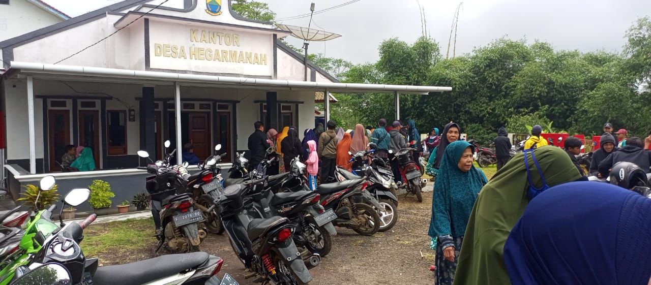Suasana penyaluran bantuan pangan nontunai (BPNT) di Kabupaten Cianjur, Jawa Barat.