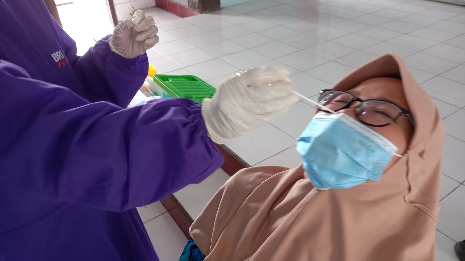 Seorang siswa SMAN 2 Brebes menjalani tes usap