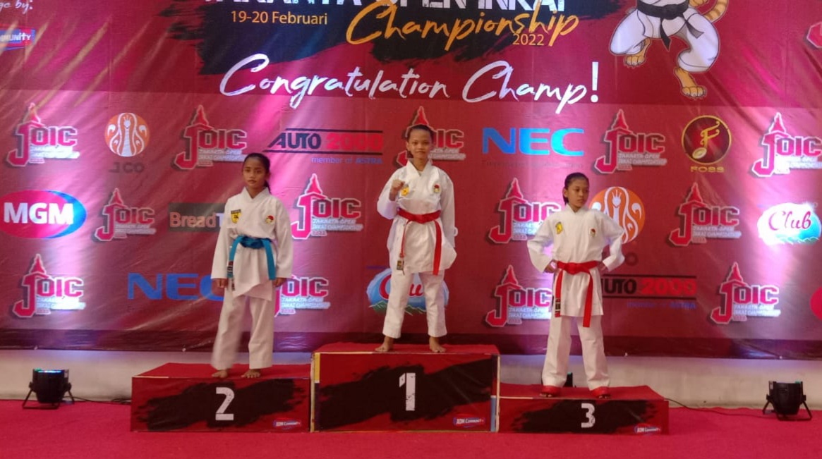 Nareswari Ayu Cetta di podium juara