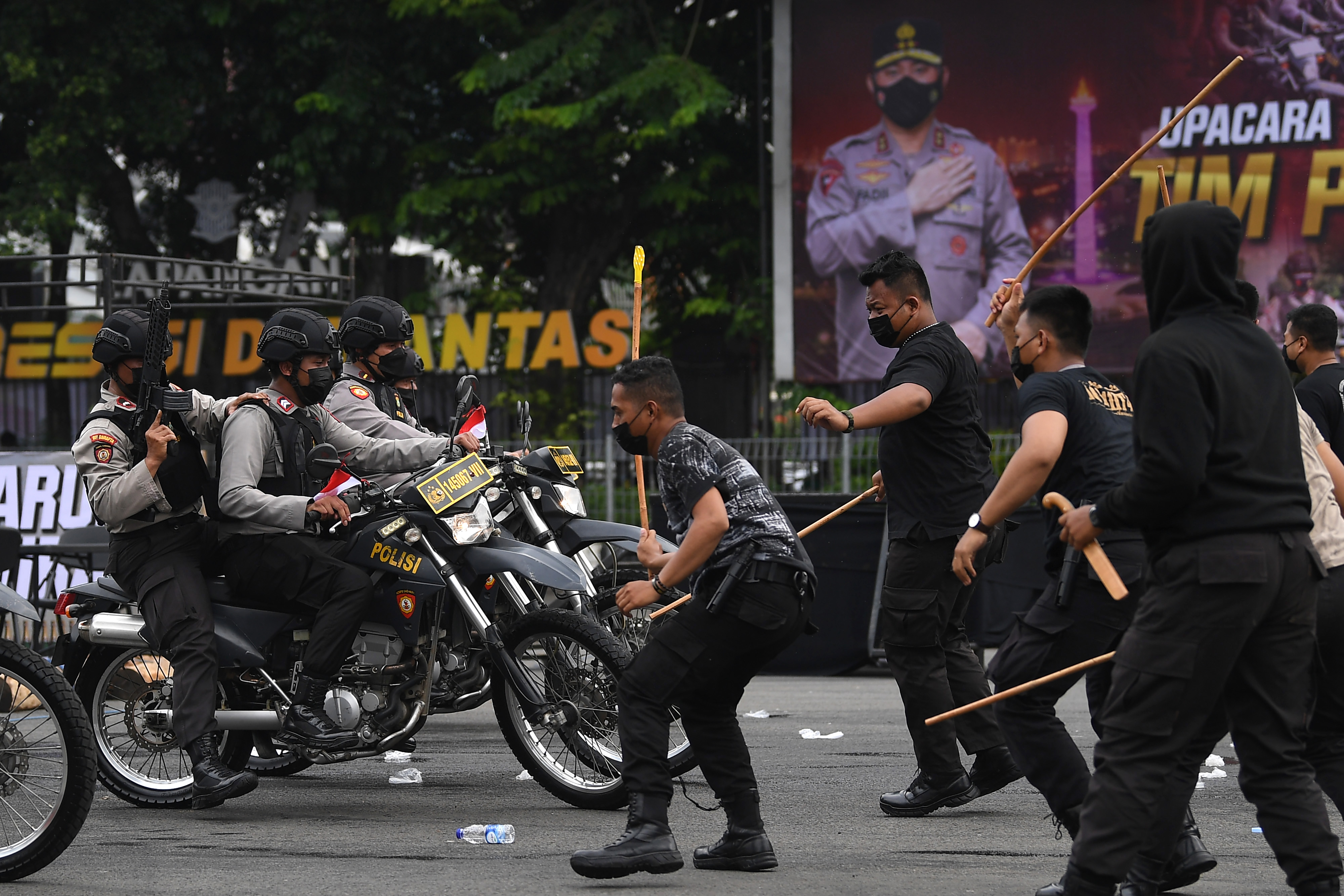 Anggota polisi melakukan simulasi pembubaran tawuran saat penutupan upacara pelatihan Tim Patroli Perintis Presisi di Polda Metro Jaya.