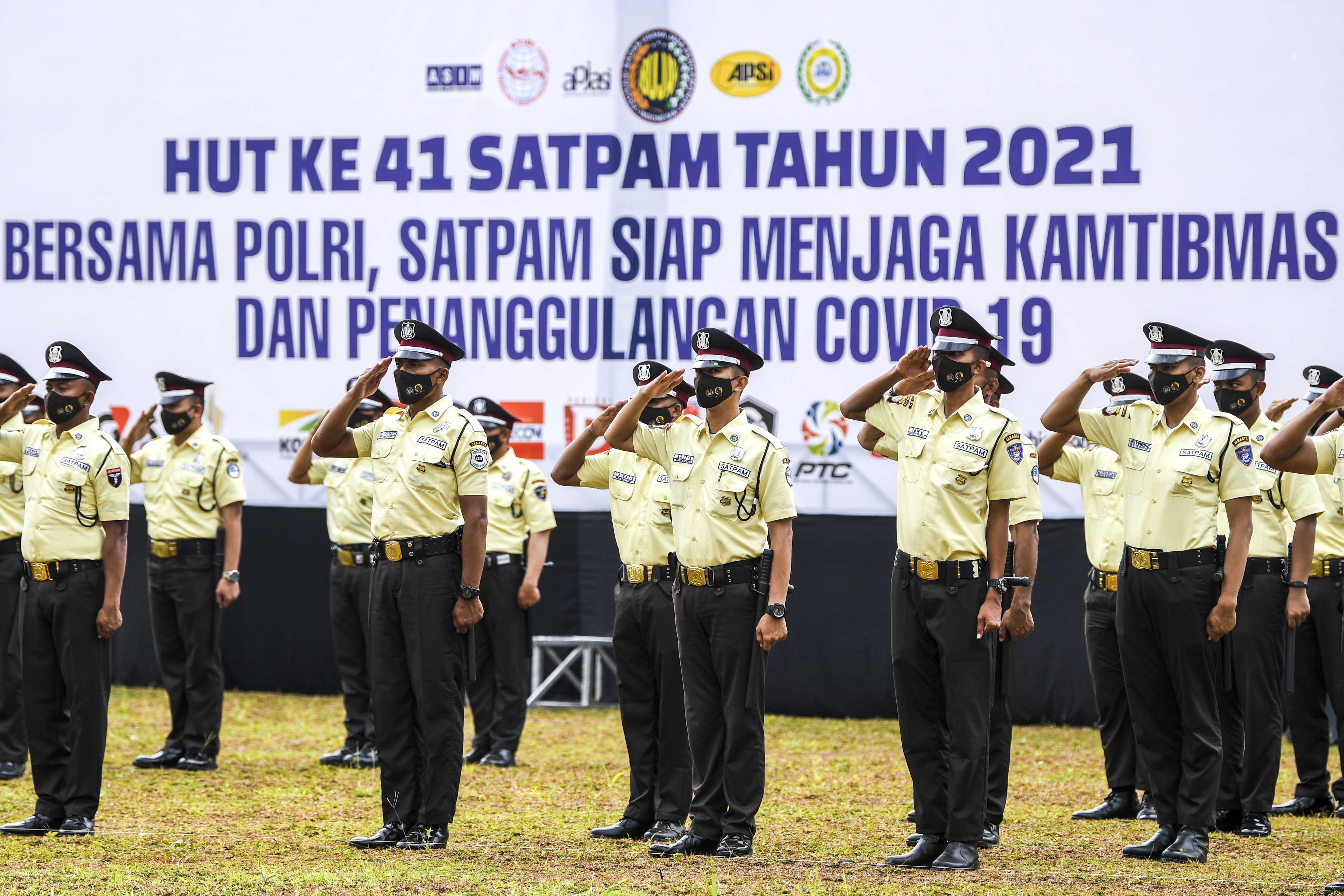 Seragam baru Satuan Pengamanan (Satpam) diperkenalkan pada Upacara HUT ke-41 Satpam di Lapangan Bhayangkara Mabes Polri, Jakarta, Rabu (2/2)