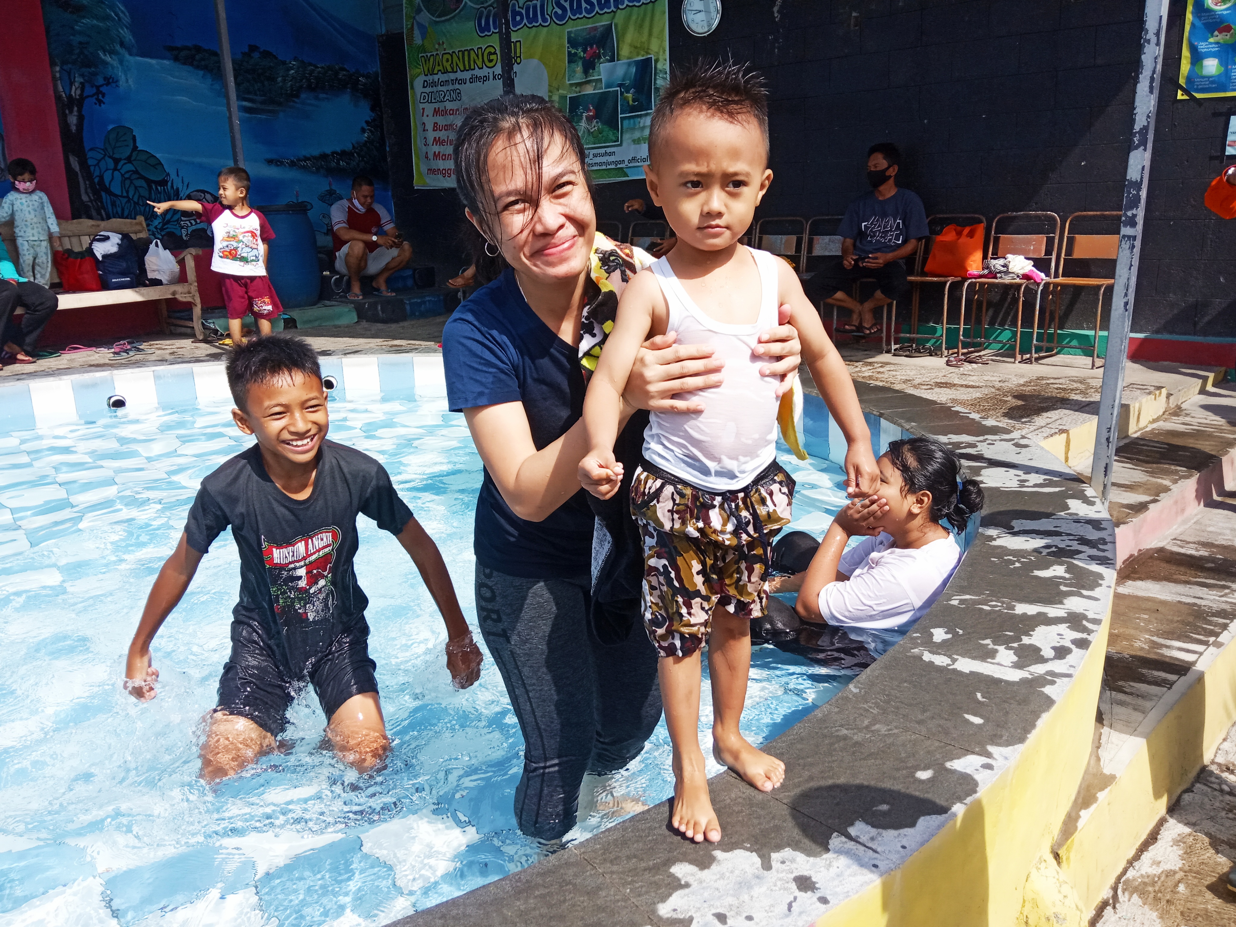 Warga tengah berwisata air di Kabupaten Klaten, Jawa Tengah