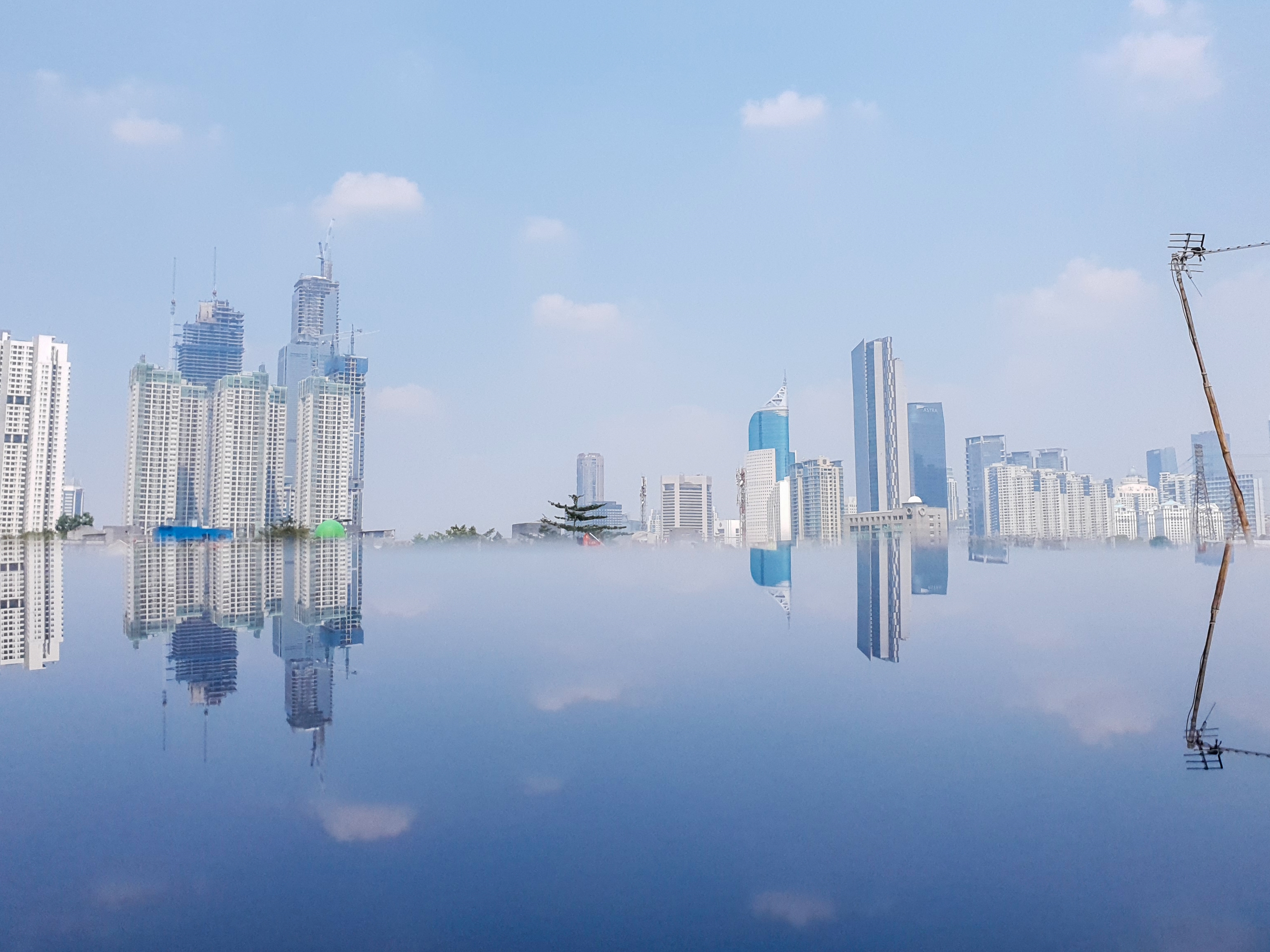 Refleksi gedung bertingkat di Jakarta, Kamis (26/8/2021).