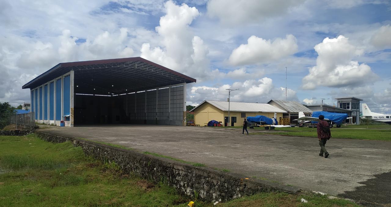 Hanggar yang disewa oleh PT Smart Aviation di Bandar Udara Robert Atty Bessing di Malinau, Kalimantan Utara. 
