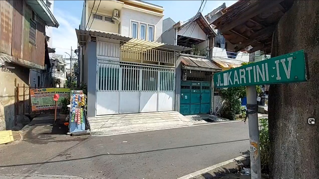 Pihak Kelurahan Kartini menerapkan sistem mikro lockdown dan aktivitas keluar masuk warga dibatasi dengan hanya melewati satu gang.