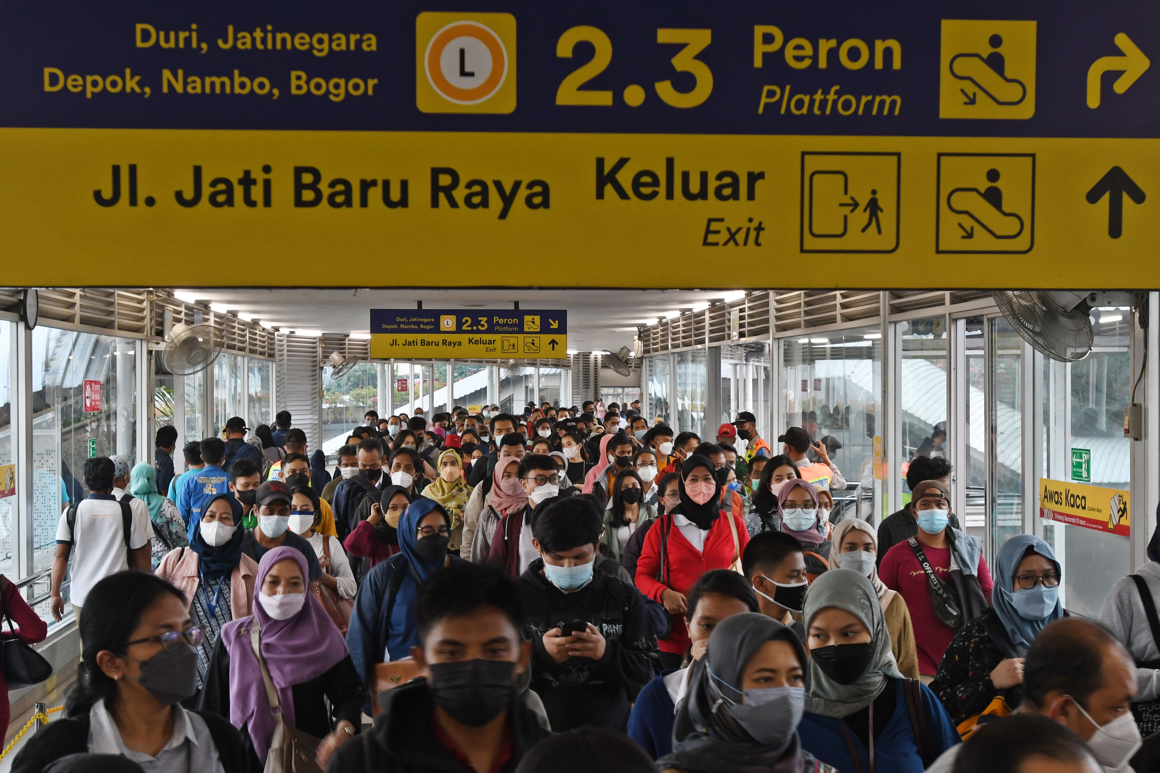 Sejumlah calon penumpang kereta rel listrik (KRL) Commuter Line Jabodetabek mengantre masuk peron di Stasiun KA Tanah Abang, Jakarta.