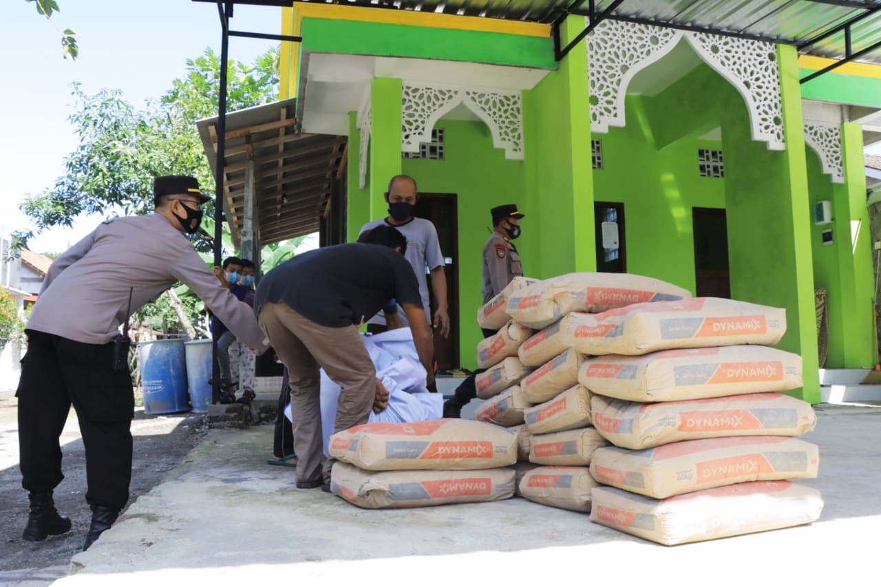 Polres Klaten menyerahkan bantuan 40 sak semen untuk pembangunan masjid
