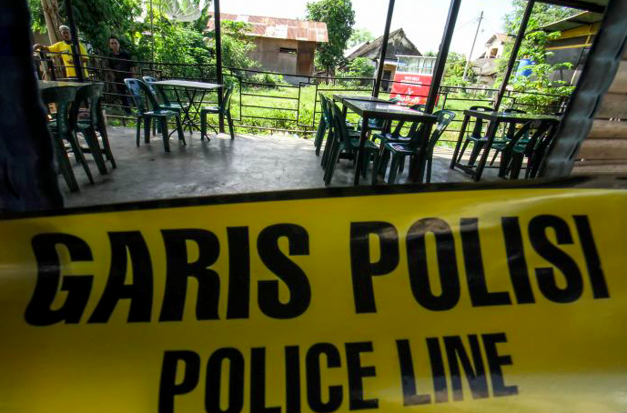 Pemasangan garis polisi di tempat usaha bagi pelanggar PPKM darurat.