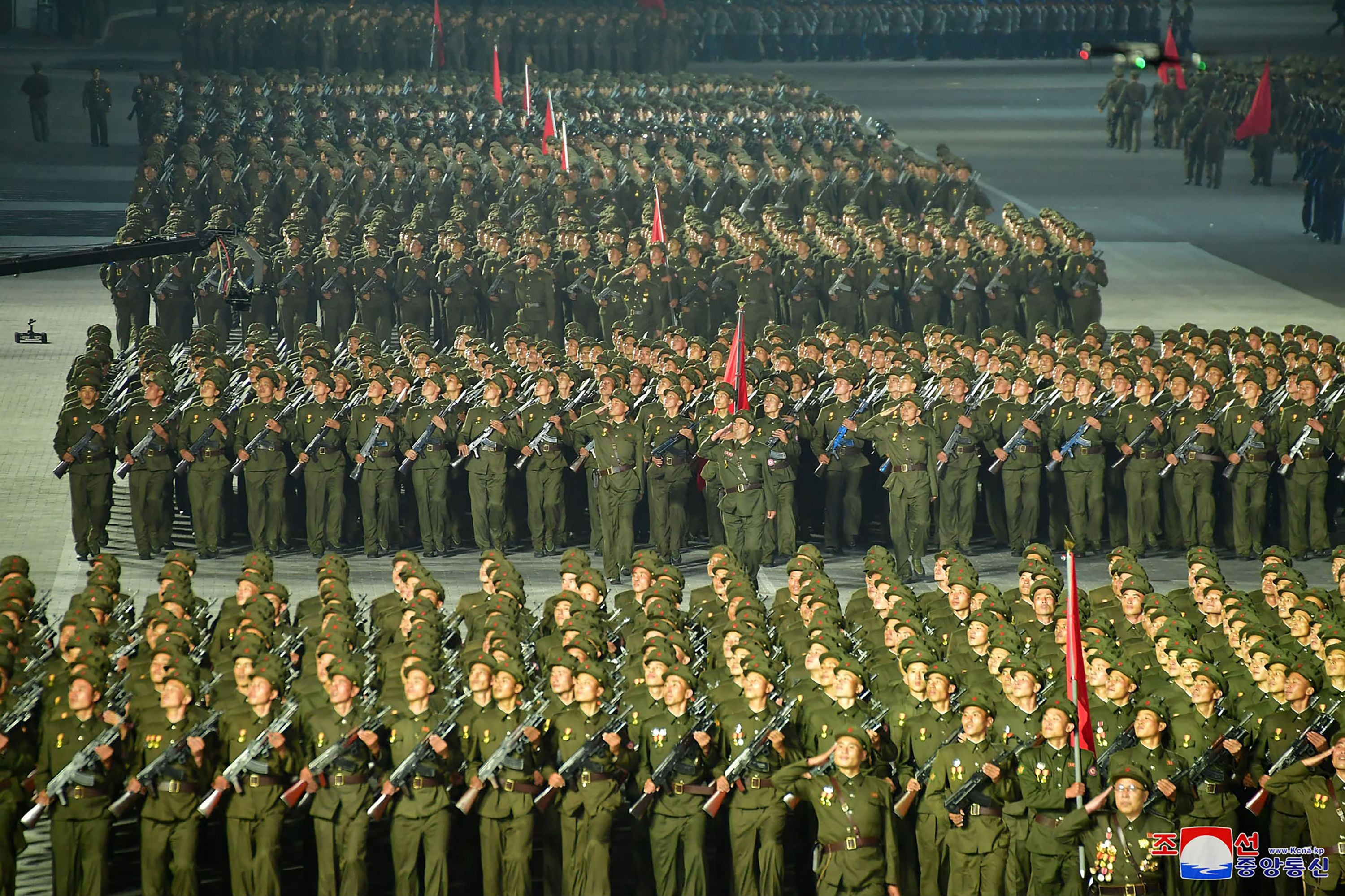 Parade militer dan paramiliter yang digelar saat memperingati HUT ke-73 Korea Utara di Lapang Kim Il-sung, Pyongyang, pada 9 September 2021 