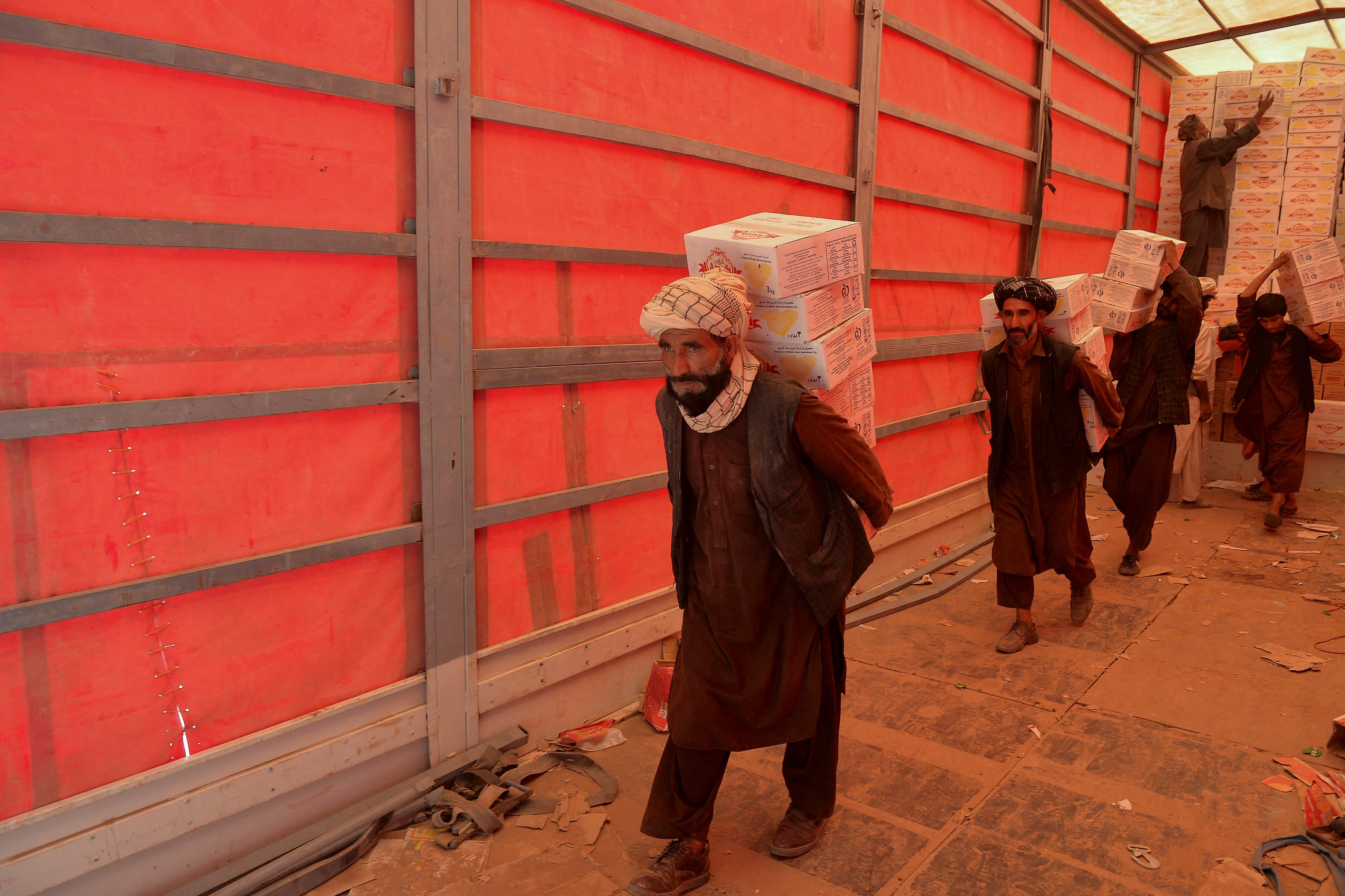 Pegawai mengangkat barang dari gudang milik Bea Cukai di Herat, Afghanistan, yang menjadi pintu keluar ekspor barang bersejarah.