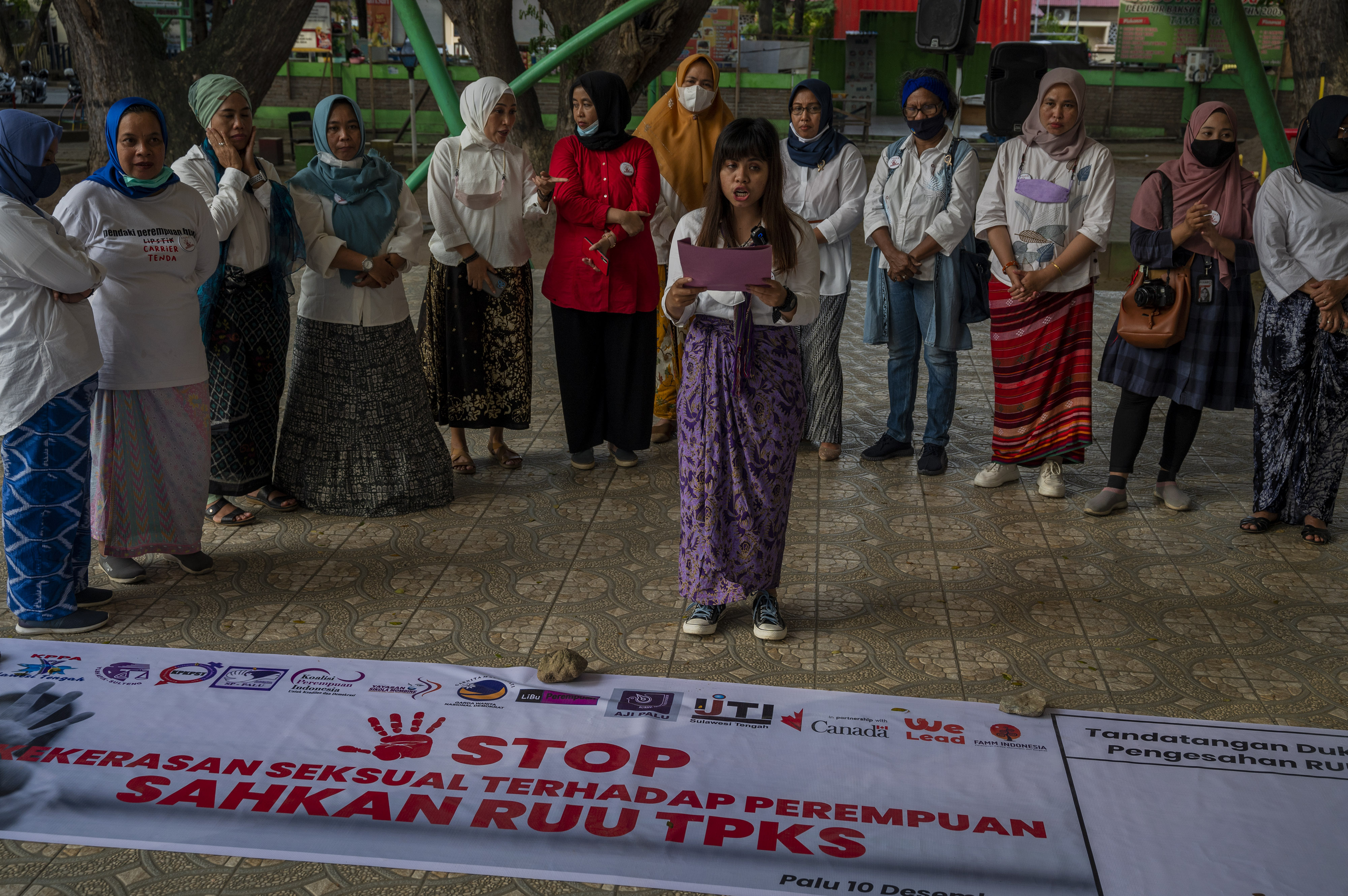 Aktivis menyampaikan pernyataan sikap pada Kampanye Anti Kekerasan terhadap Perempuan di Palu, Sulawesi Tengah, Jumat (10/12/2021).