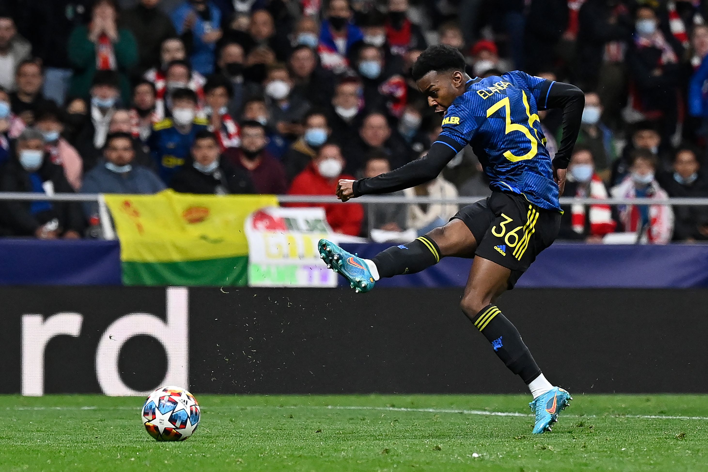 Penyerang Manchester United Anthony Elanga melepaskan tendangan dalam laga Liga Champions melawan Atletico Madrid.
