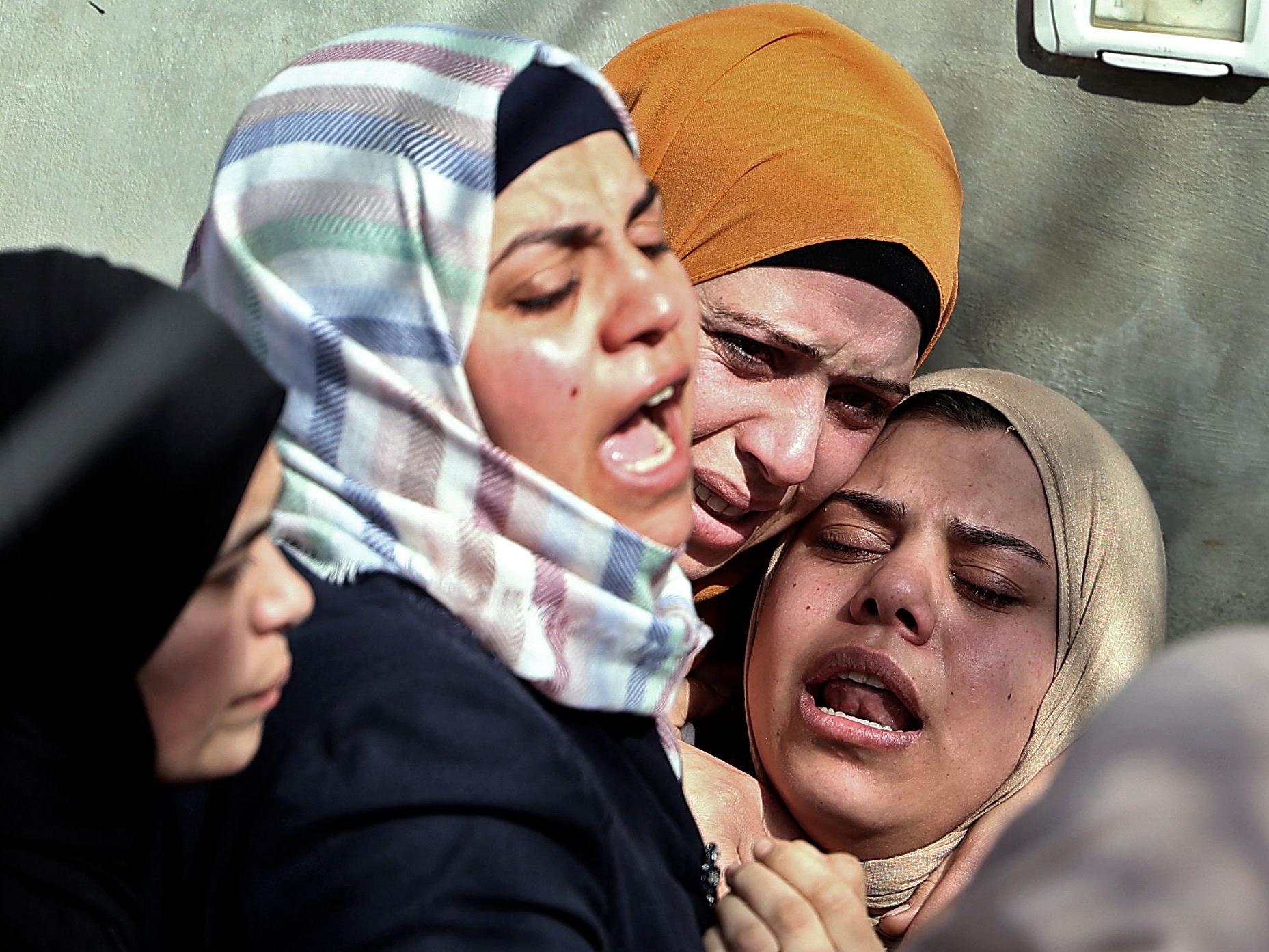 Kerabat Palestina berduka selama pemakaman Nehad Bargouthi, 19, di desa Kafr Ayn, Tepi Barat yang diduduki Israel, Rabu (16/2).