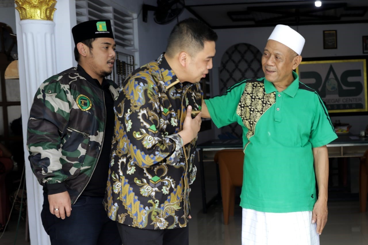 Ketua Umum Angkatan Muda Kabah (AMK) Rendhika D berkesempatan sowan kepada Habib Syekh Abdul Rahim Puang Makka.