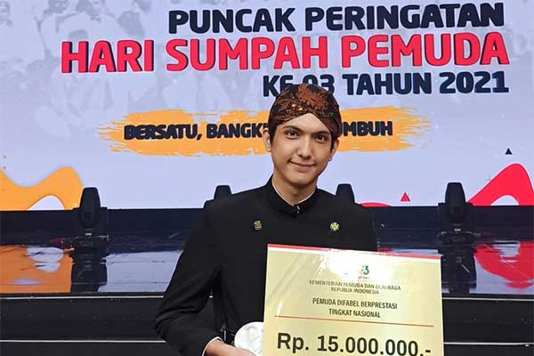 MAHASISWA Universitas Sebelas Maret (UNS) yang juga penyandang tunarungu, Muhammad Fauzan saat  meraih penghargaan 
