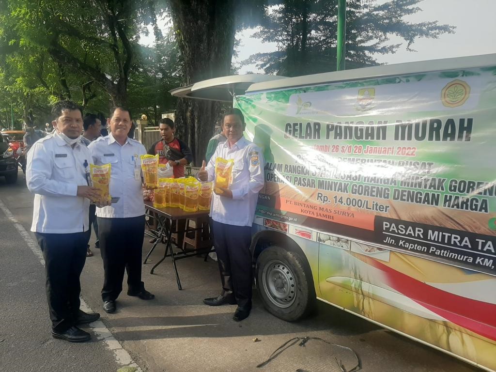 Saat gencarnya operasi pasar minyak goreng satu harga di Jambi pada kamis (27/1/2022). Kini untuk mendapatkan harga sesuai HET langka.