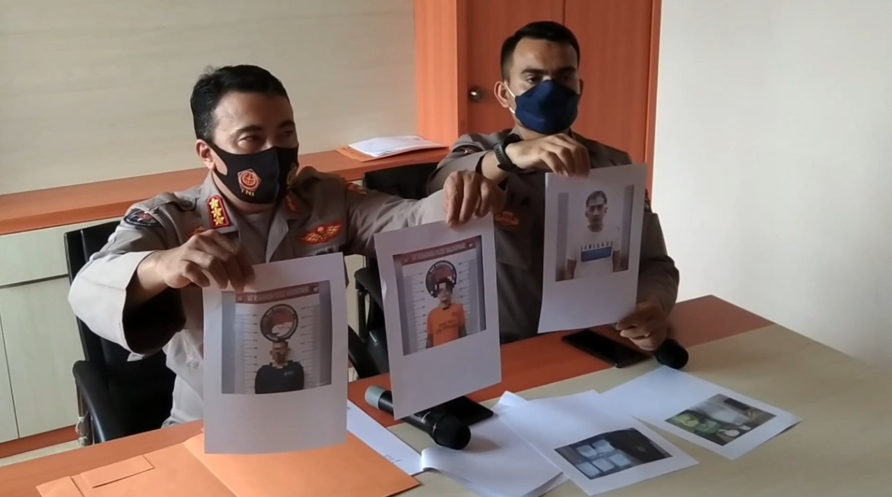 Penangkapan ARG dilakukan setelah petugas mengamankan dua pelaku lainnya berinisial M dan DTP di dua lokasi berbeda. 