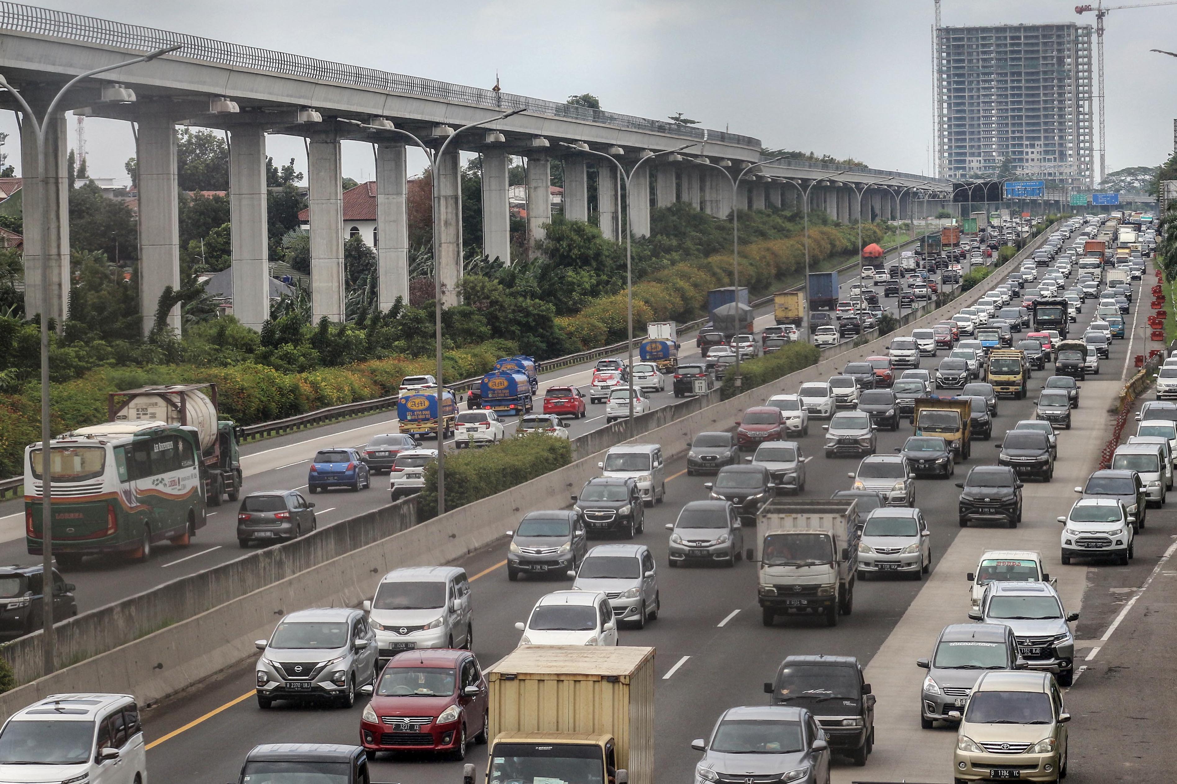 Sejumlah kendaraan memadati ruas jalan tol Jagorawi, Cibubur, Jakarta.