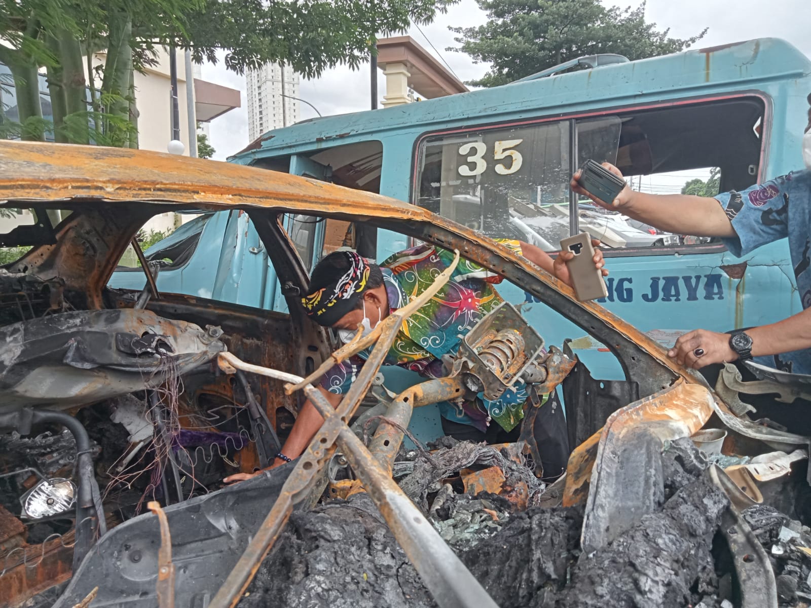 Bangkai mobil yang dikendarai anak Gubernur Kaltara Zainal Arifin Paliwang.