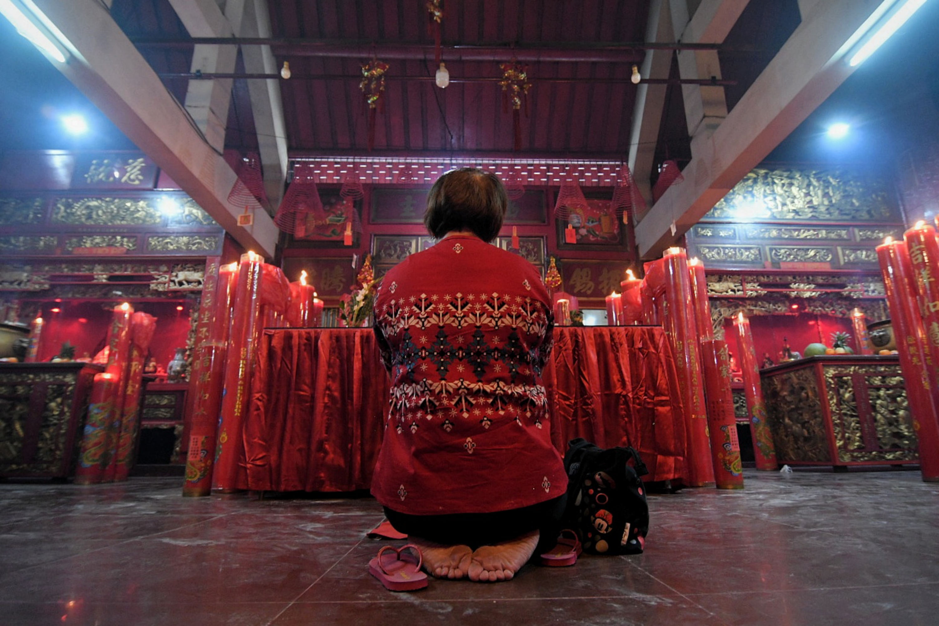 Umat Konghucu beribadah dalam perayaan Tahun Baru Imlek 2573 Kongzili di Vihara Dharma Bhakti, Glodok, Jakarta Barat, Selasa (1/2/2022).