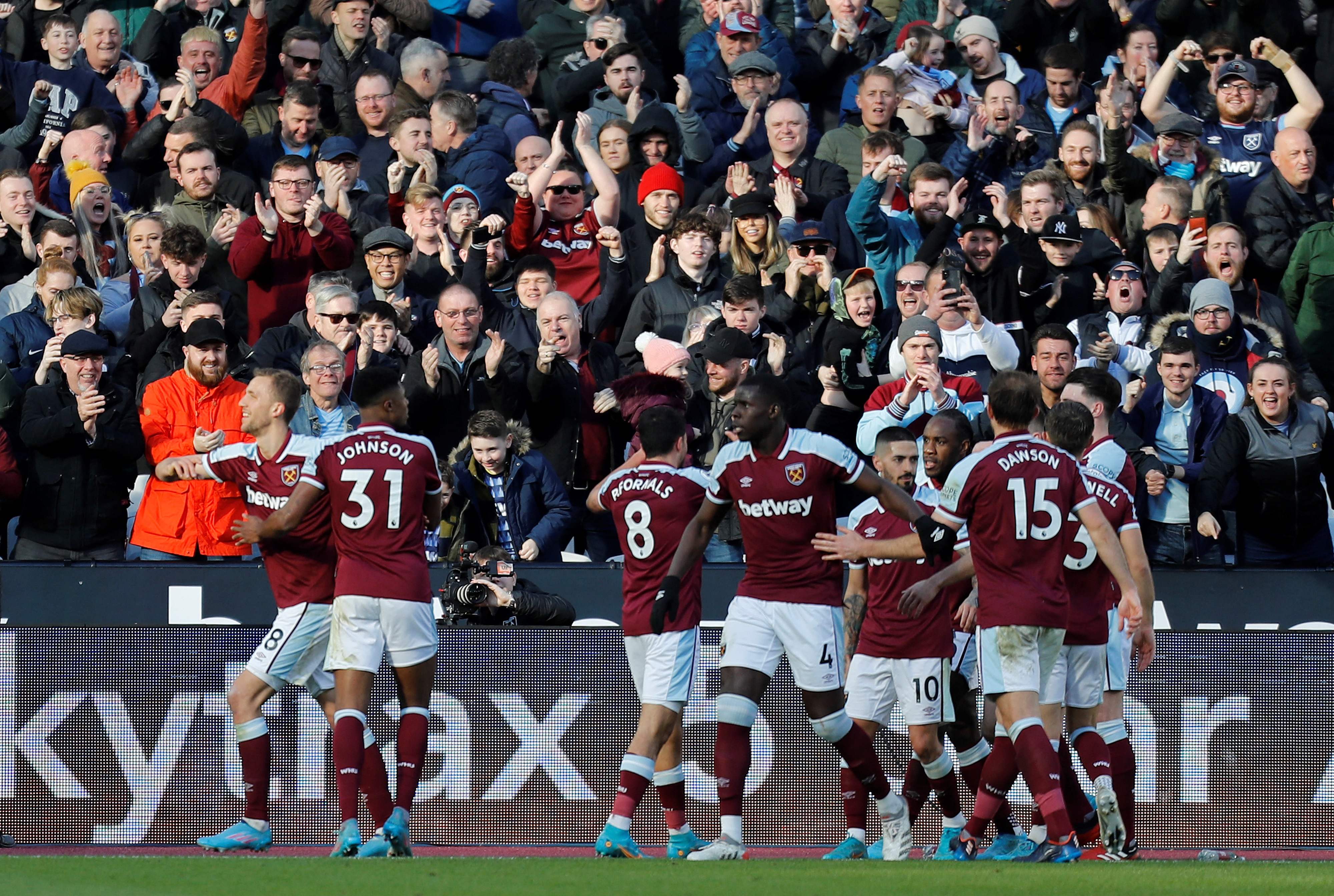 Para pemain West Ham United melakukan selebrasi usai mencetak gol ke gawang Wolverhampton Wanderers di laga Liga Primer Inggris.