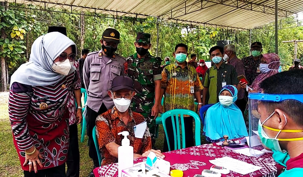 Bupati Sri Mulyani melihat pelayanan kesehatan di Desa Kaligawe.