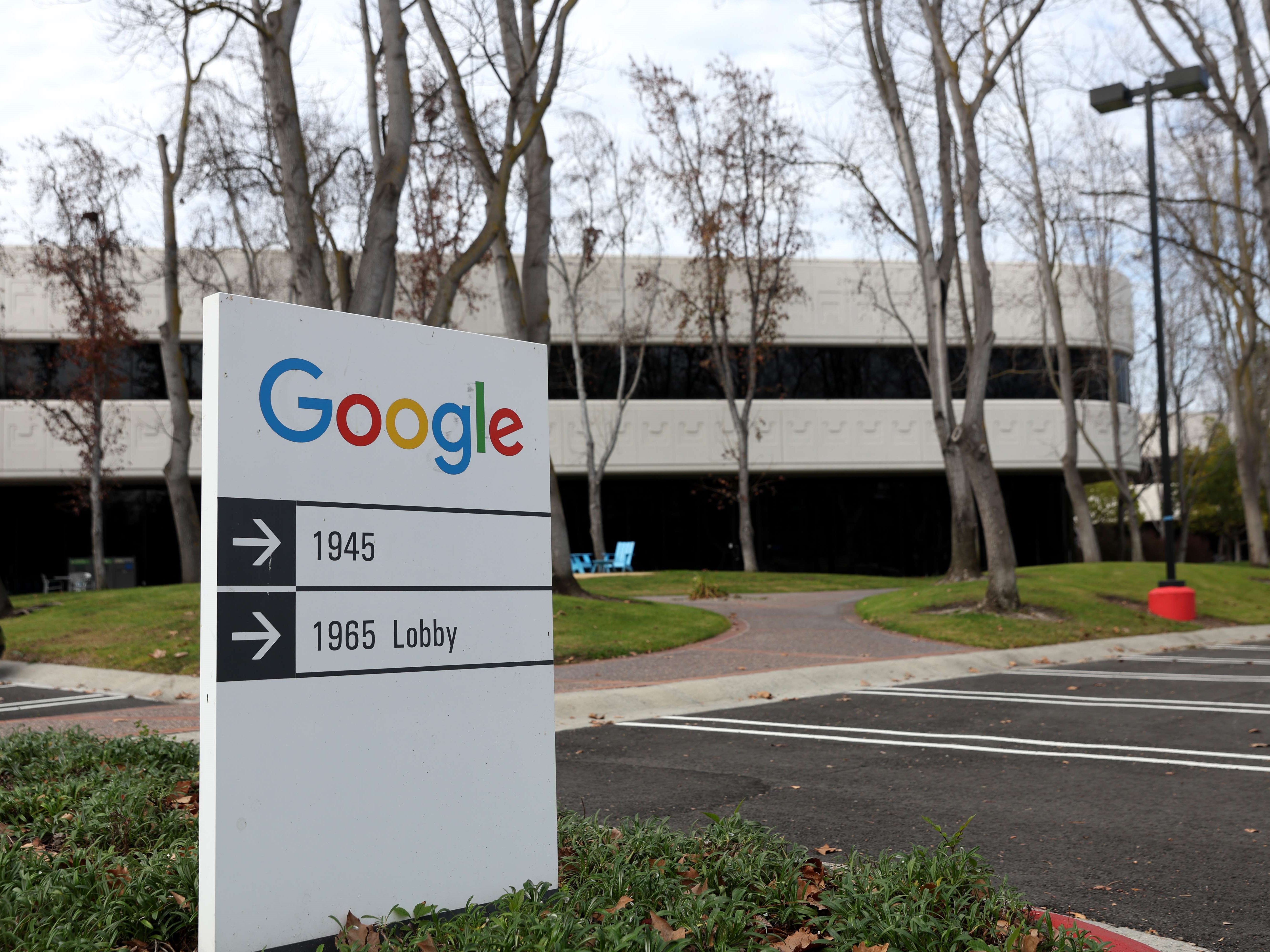 Plang dipasang di depan gedung, kampus Google, 31 Januari 2022, Mountain View, California, AS.