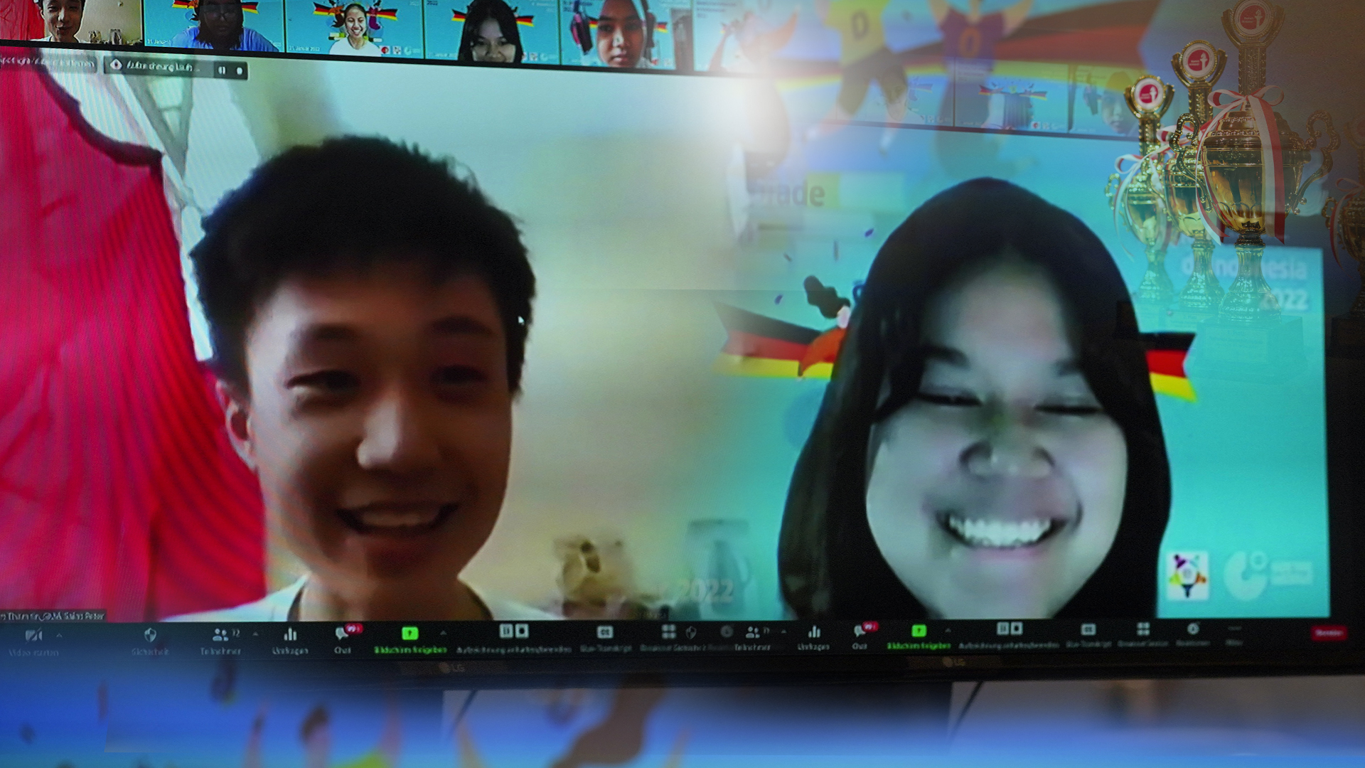 Pemenang Olimpiade Bahasa Jerman tingkat nasional Wilbert Thamrin dan Condoleezza Gnade Tanabi.