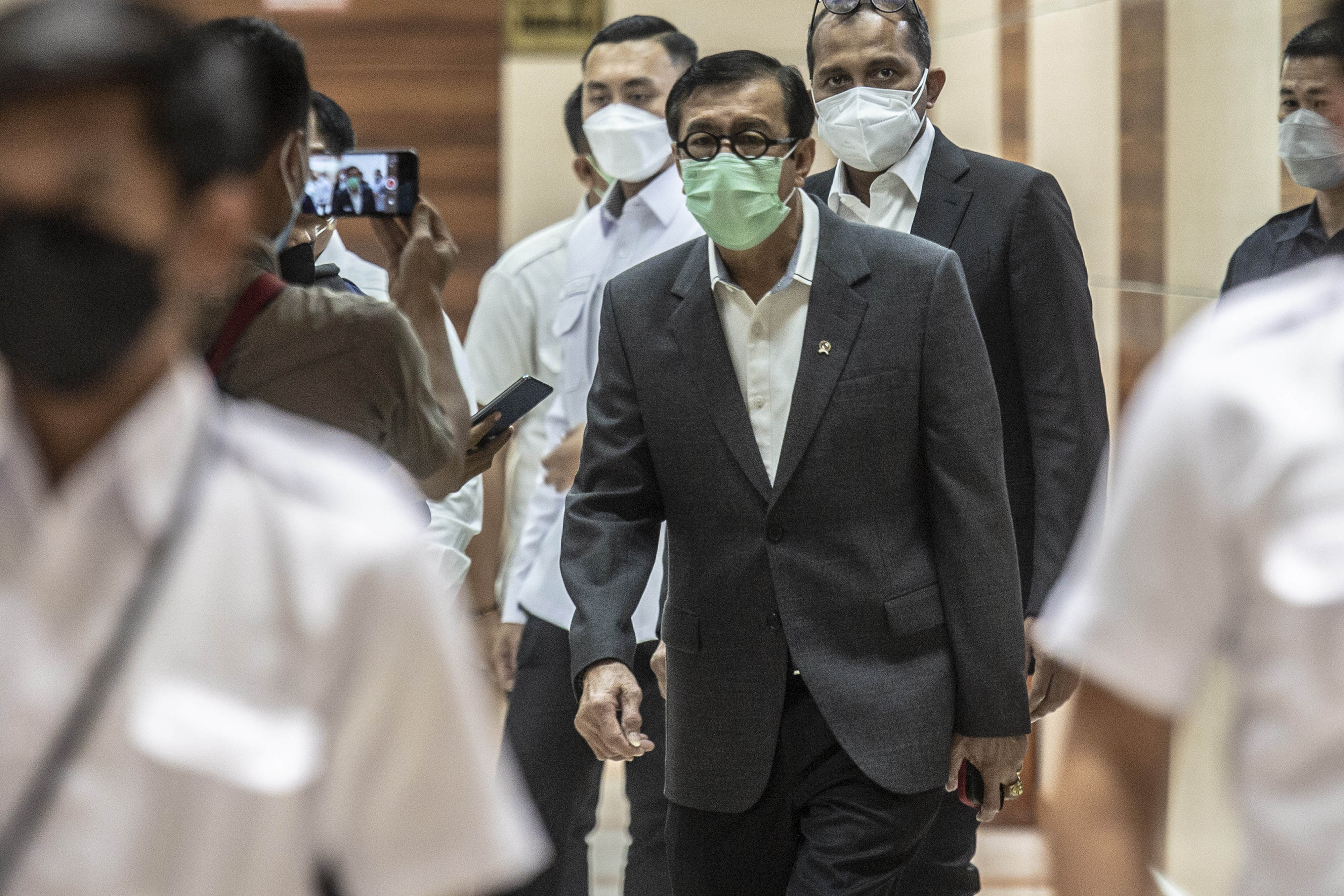 Menkumham Yasonna H. Laoly menuju ruang rapat kerja dengan Komisi III DPR RI.