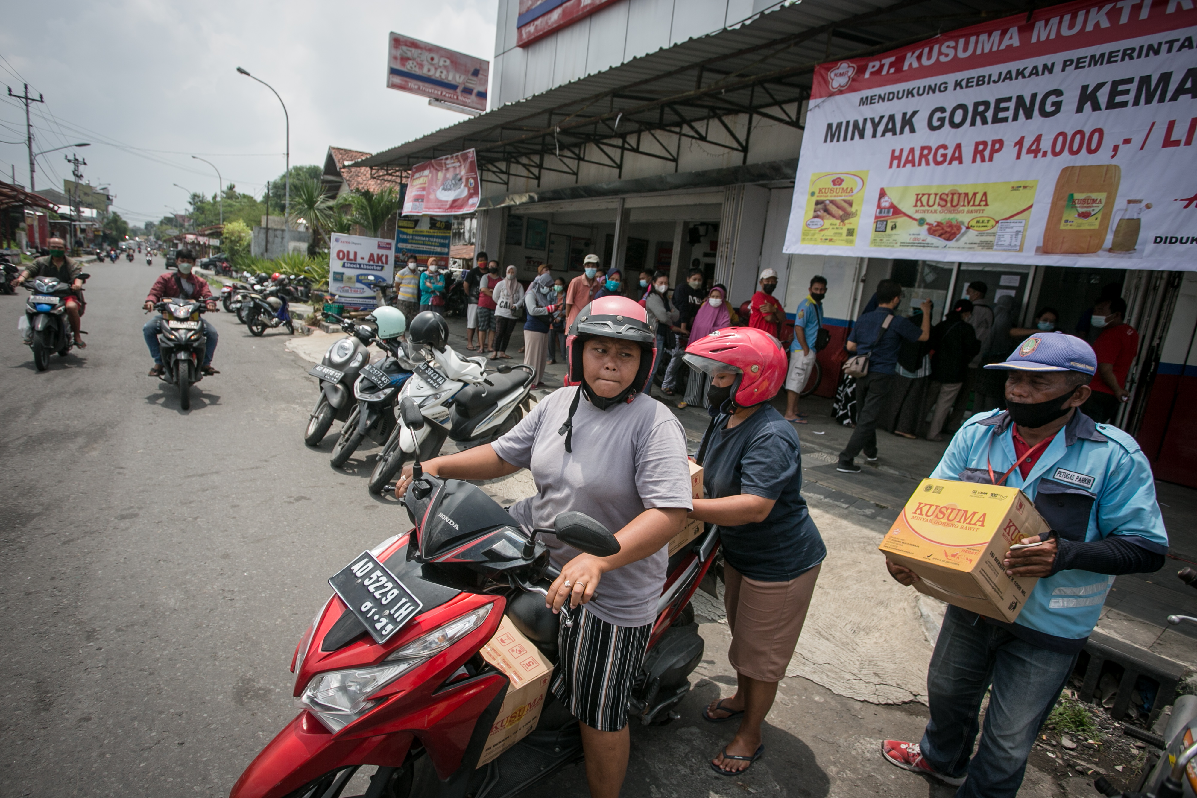 Warga di Solo antre untuk mendapatkan minyak goreng kemasan seharga 14 ribu per liter.