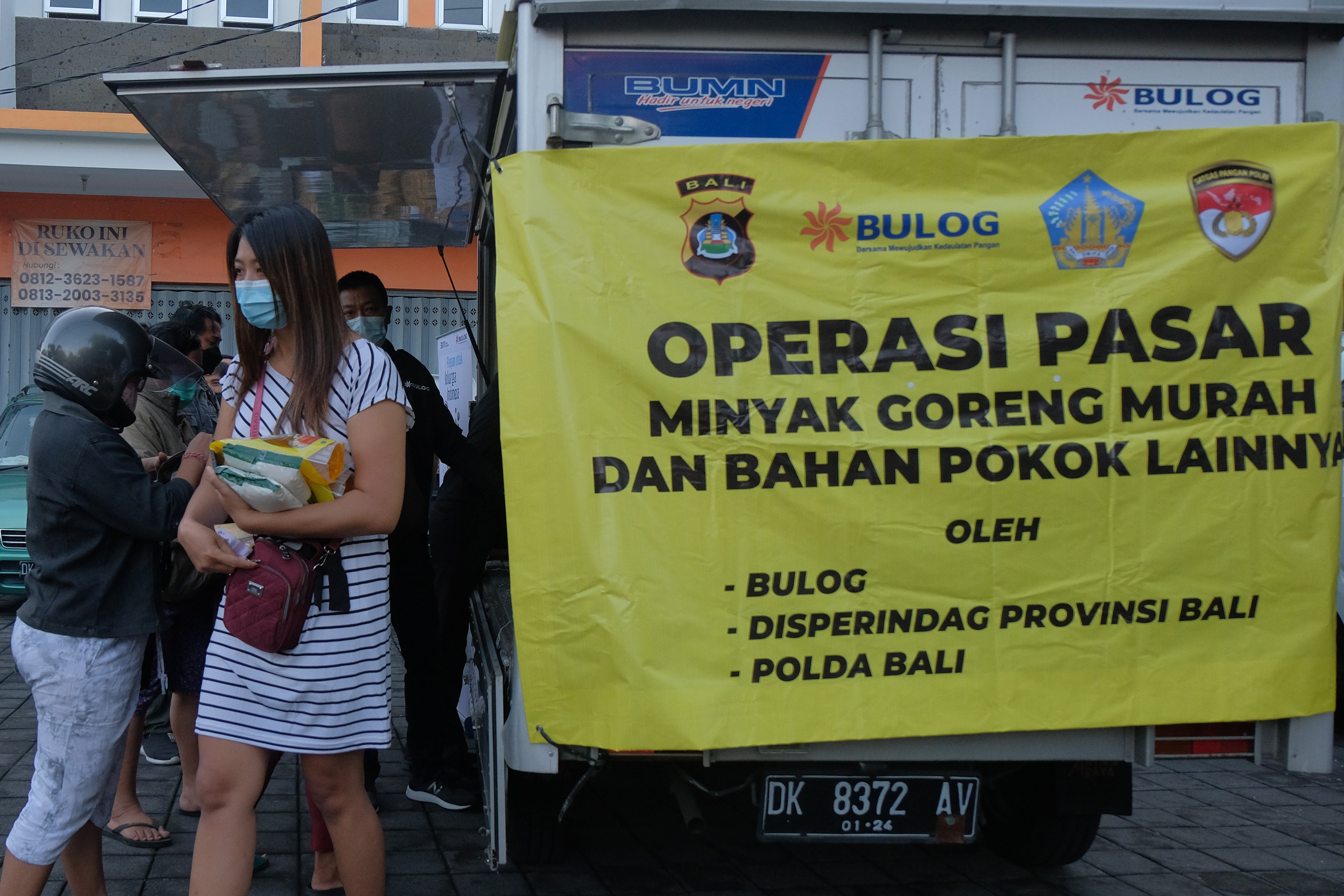 Operasi pasar minyak goreng di Bali.