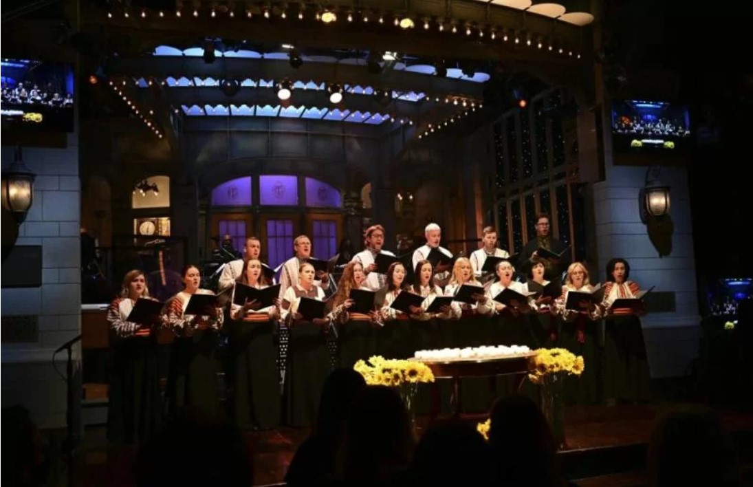 Paduan Suara Ukraina Dumka dari New York membawakan Prayer for Ukraine selama pembukaan SNL.
