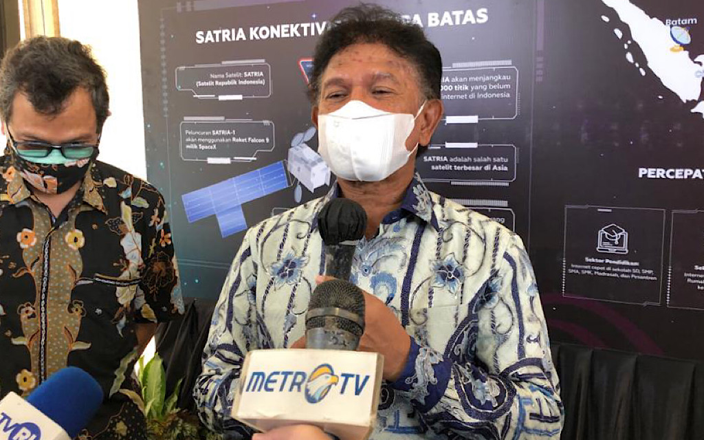 Menkominfo Johnny G Plate meninjau pembangunan stasiun bumi Satelit SATRIA-1 di Kupang, Nusa Tenggara Timur (NTT), Rabu (23/2).