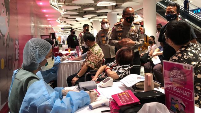 Dirlantas Polda Metro Jaya Kombes Sambodo Purnomo Yogo meninjau gerai vaksin booster di Senayan Park