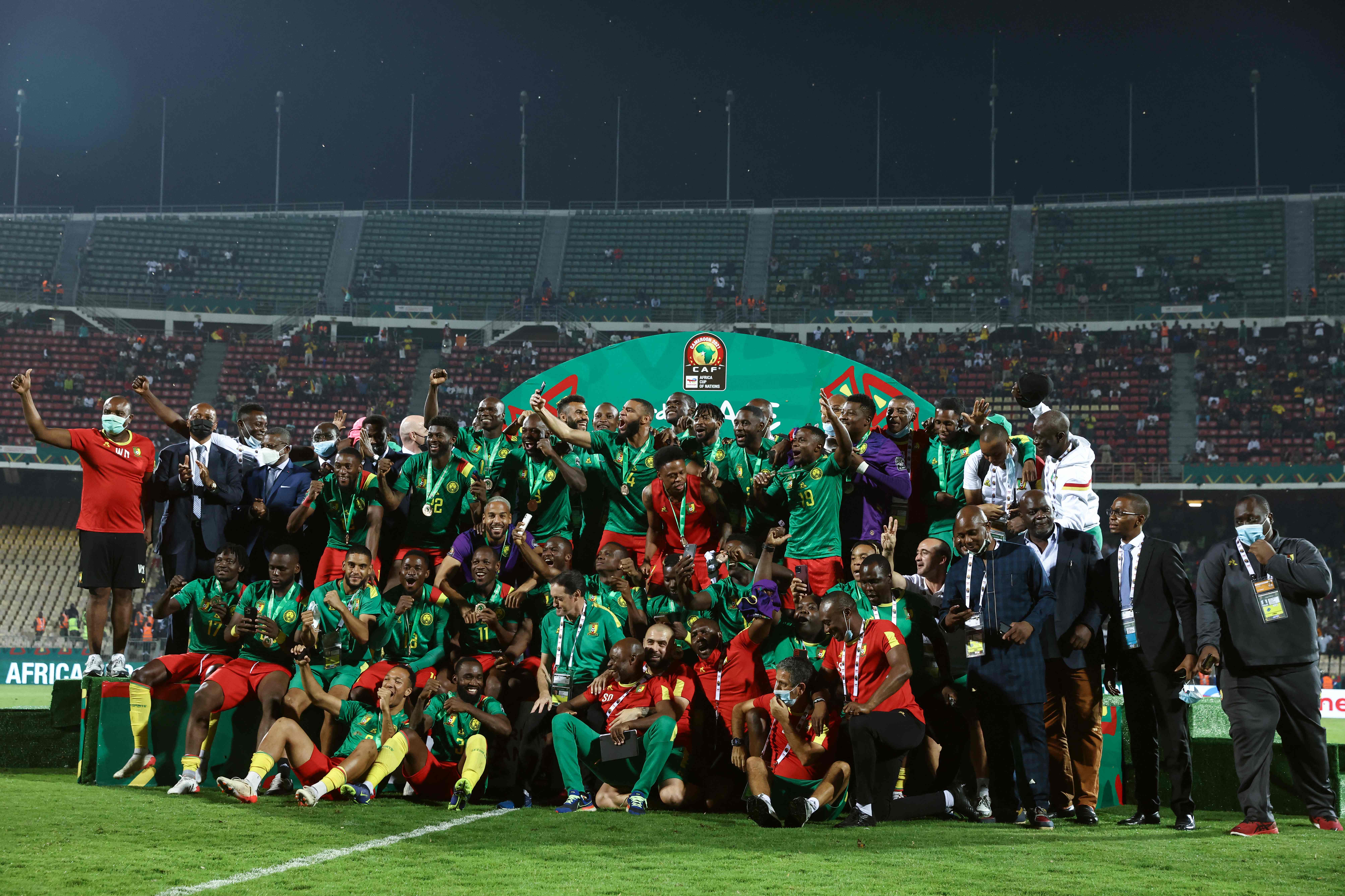 Timnas Kamerun merayakan keberhasilan mereka menjadi juara ketiga Piala Afrika usai menang adu penalti atas Burkina Faso.